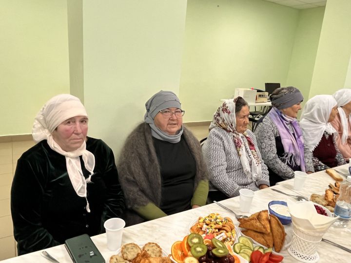 «Ният» хәйрия фонды җитәкчесе Нияз Усманов әнисенең туган авылы Иске Богадыда ифтар мәҗлесе уздырды