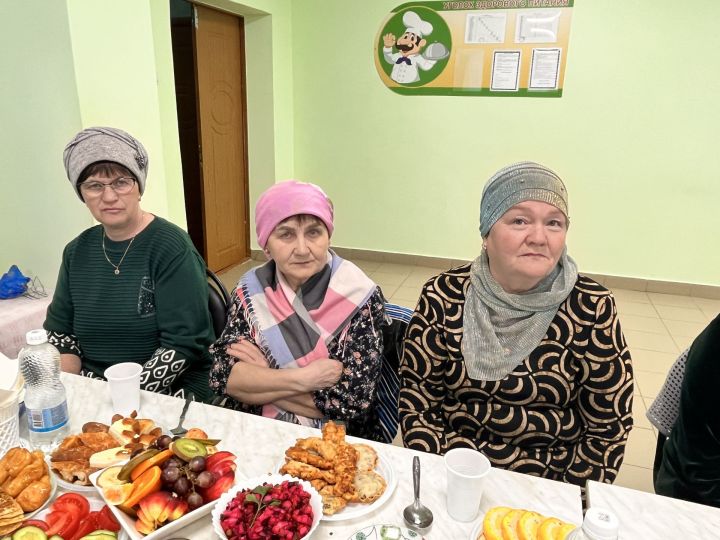 «Ният» хәйрия фонды җитәкчесе Нияз Усманов әнисенең туган авылы Иске Богадыда ифтар мәҗлесе уздырды
