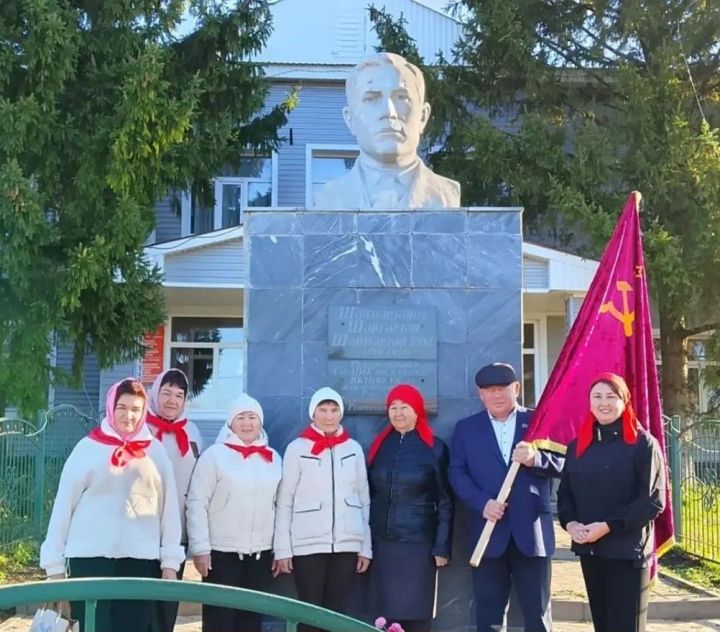 Тарих җепләре өзелми: Актаныш районында Хезмәт Кызыл байрагын тапшыру тантанасы узды