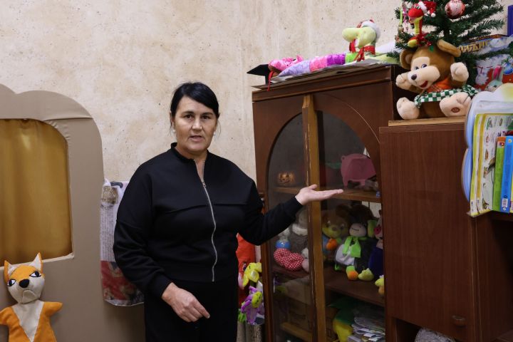 Инглиз телен әниләр белән бергә өйрәнәләр