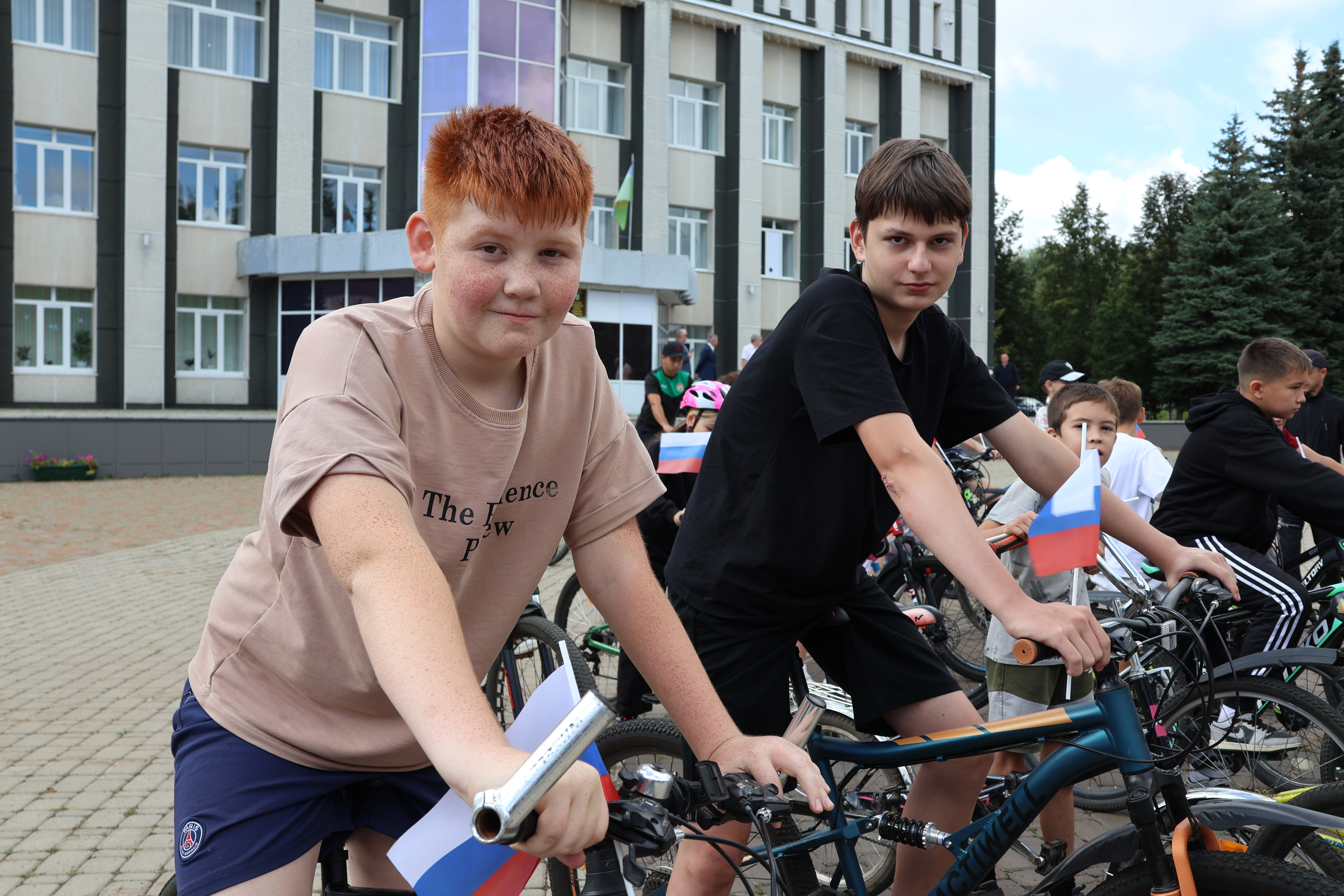 Россия флагы көнендә спорт сөюче яшьләребез велойөрешкә кузгалды