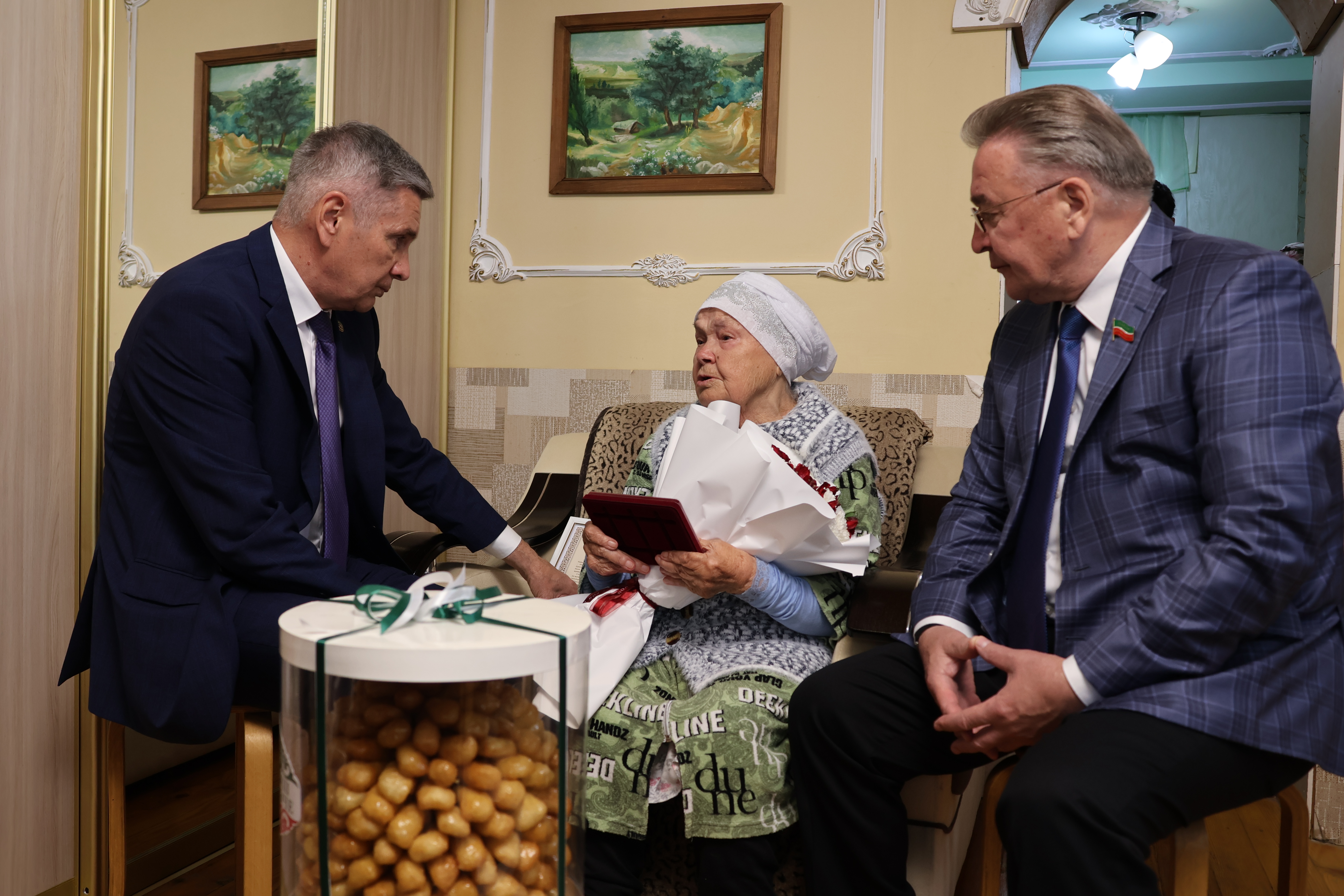 Батыр анасы Миңнетәжибә Юнысовага — 90 яшь