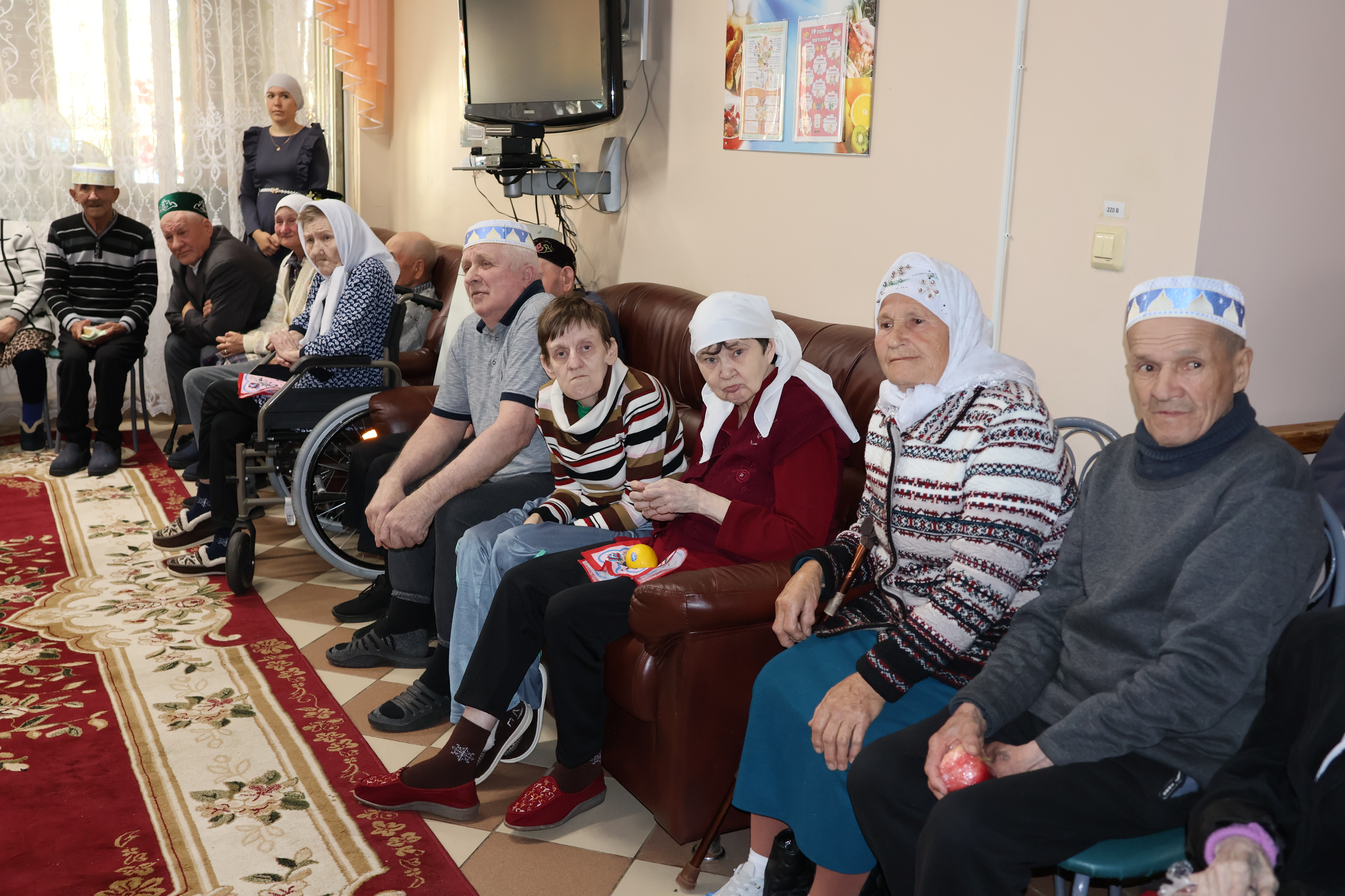 Пучы картлар һәм инвалидлар йортында өлкәннәрне хөрмәтләделәр
