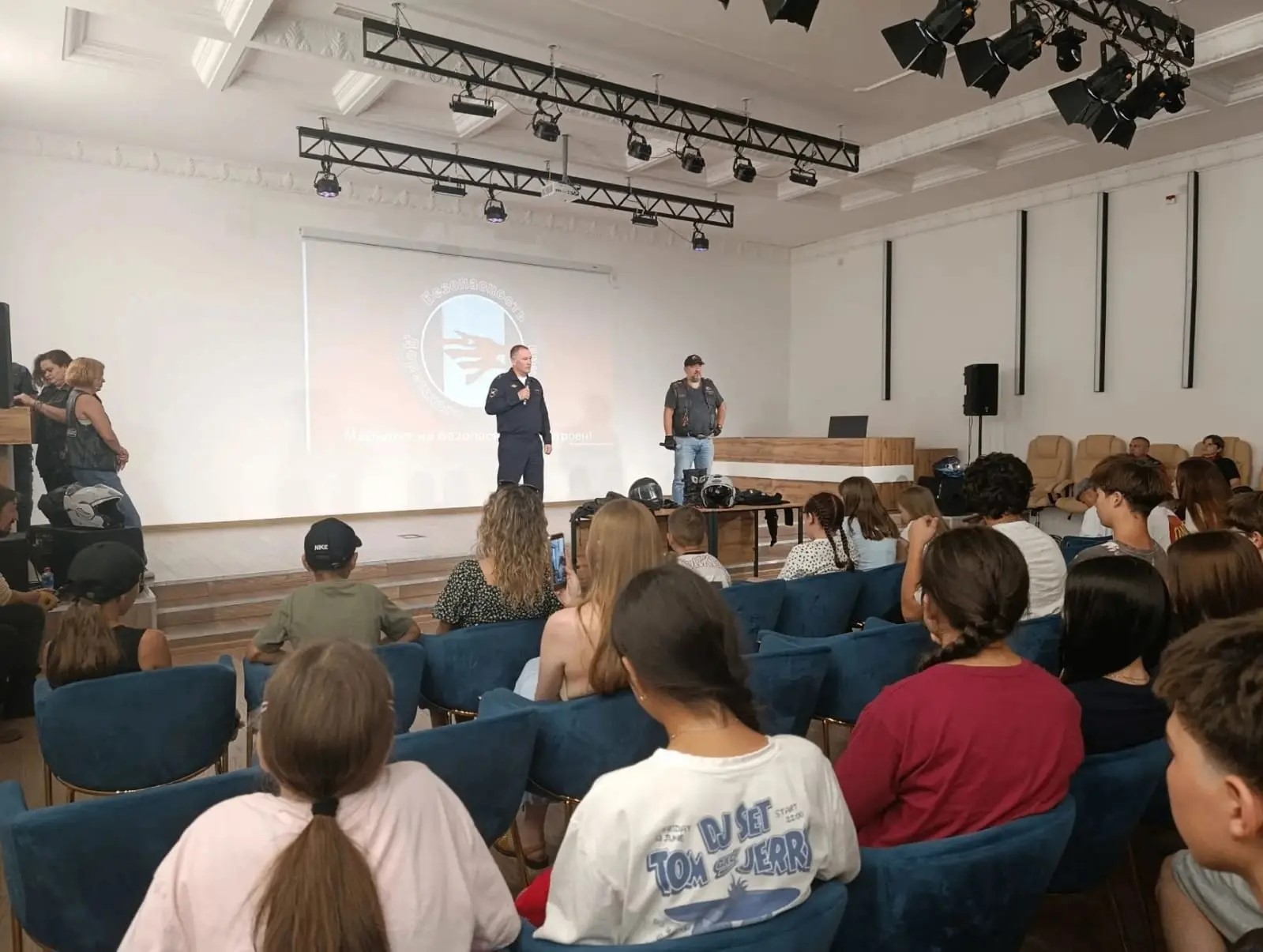 "Төнге бүреләр" байкерлары белән очрашу