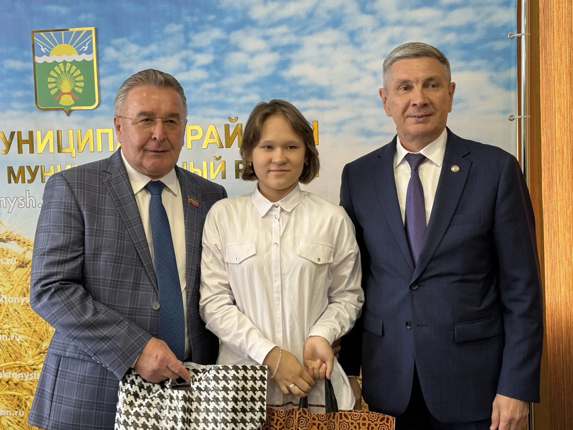 Альберт Хәбибуллин һәм Ленар Зарипов райондашларыбызны бәйрәм белән котладылар