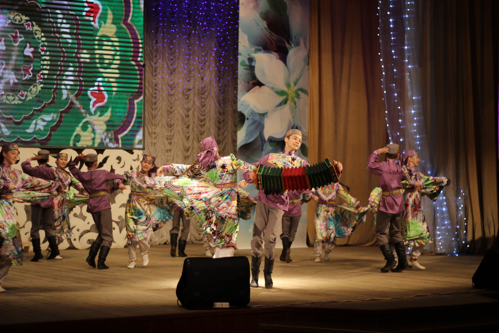 8 Март - Халыкара хатын-кызлар көненә багышланган бәйрәм концерты узды