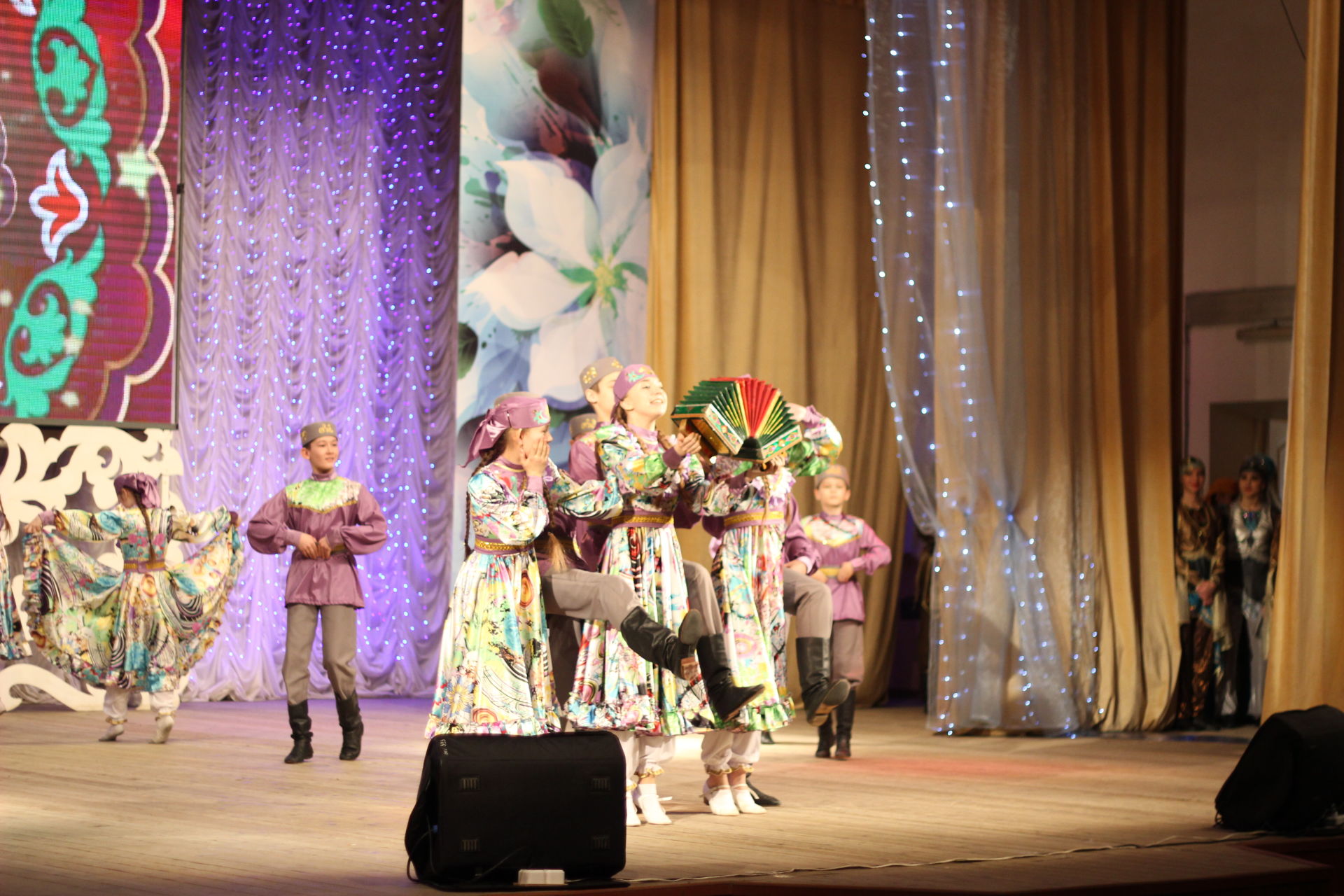 8 Март - Халыкара хатын-кызлар көненә багышланган бәйрәм концерты узды