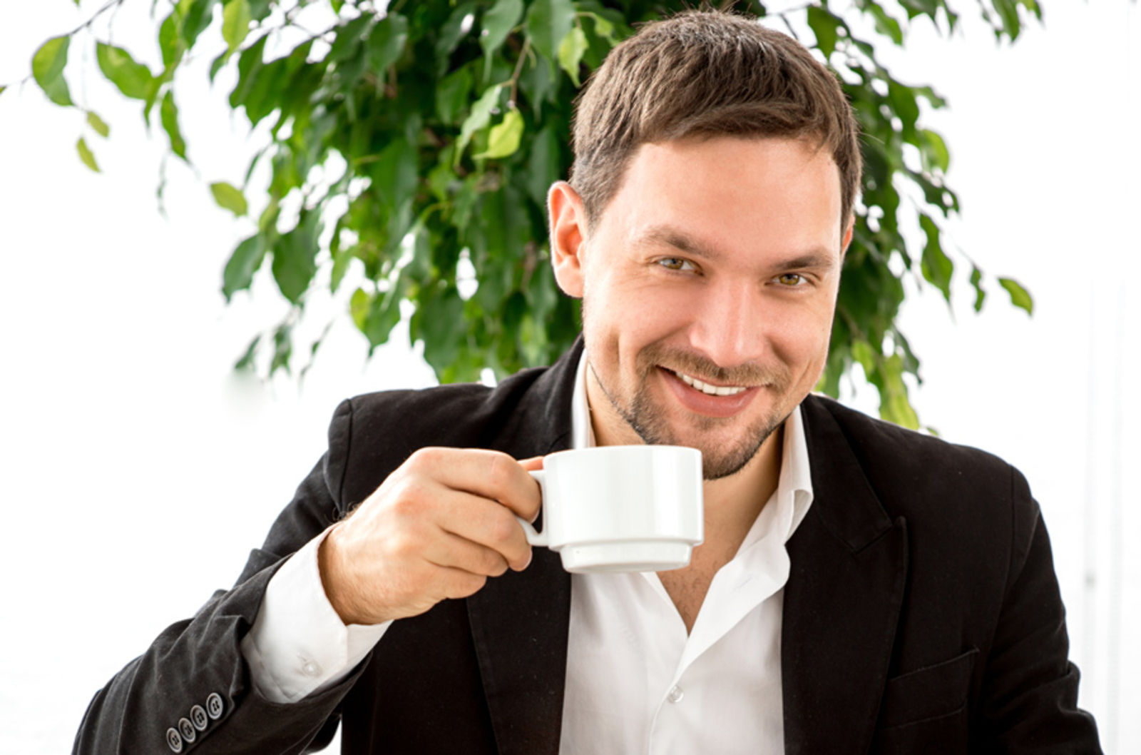 Предлагаю мужчин работу. Человек пьет чай. Человек с кружкой чая. Человек с чашкой кофе. Мужчина с чашкой чая.