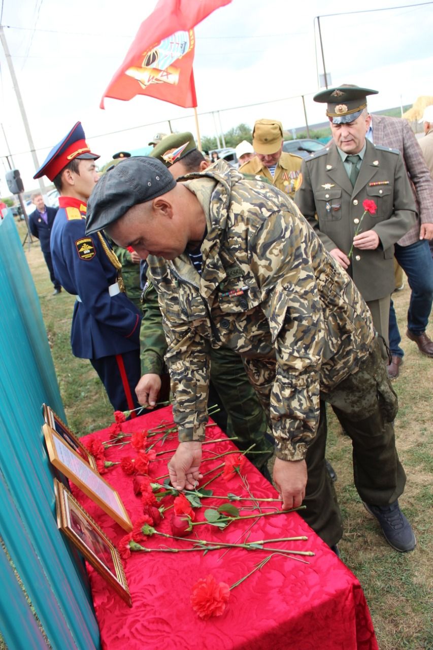 Усы авылында Чечня сугышында катнашкан Рамил Хәлиуллов истәлегенә хәтер тактасы куелды