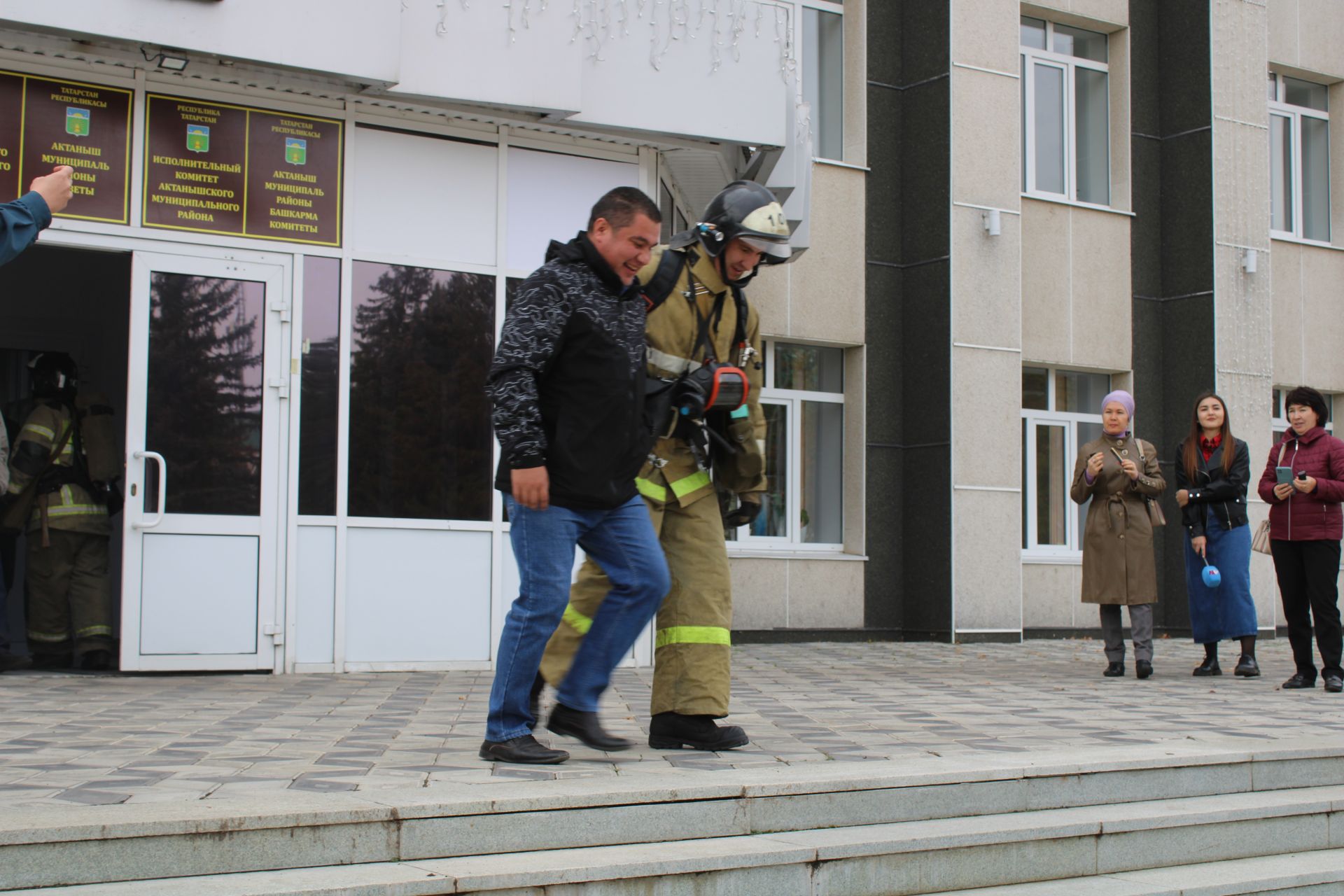 Төшке аш алдыннан хакимияттә эшләүчеләрне эвакуацияләделәр