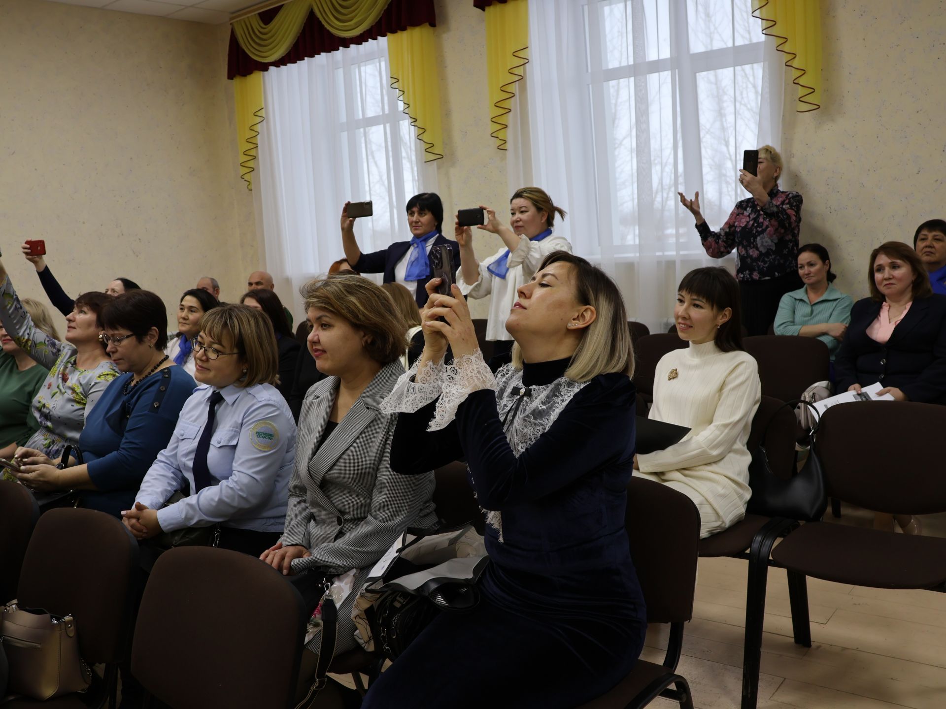 ЮХИДИның пропаганда бүлеге җитәкчеләре балалар иҗат үзәгендә түгәрәк өстәл янында сөйләште