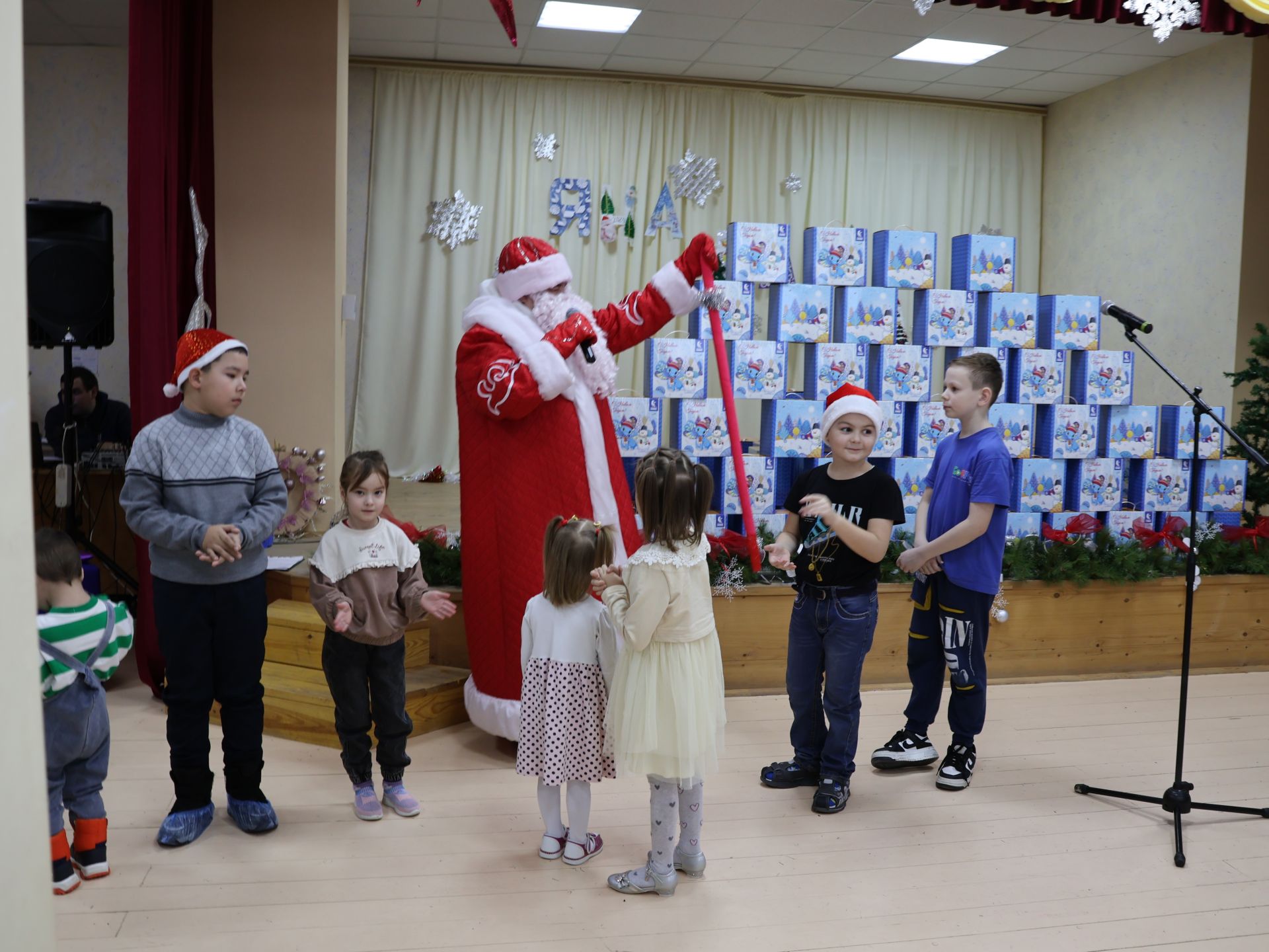 Ленар Зарипов һәм Әлфия Когогина махсус хәрби операциядәге якташларыбызның балаларын Яңа ел белән котлады