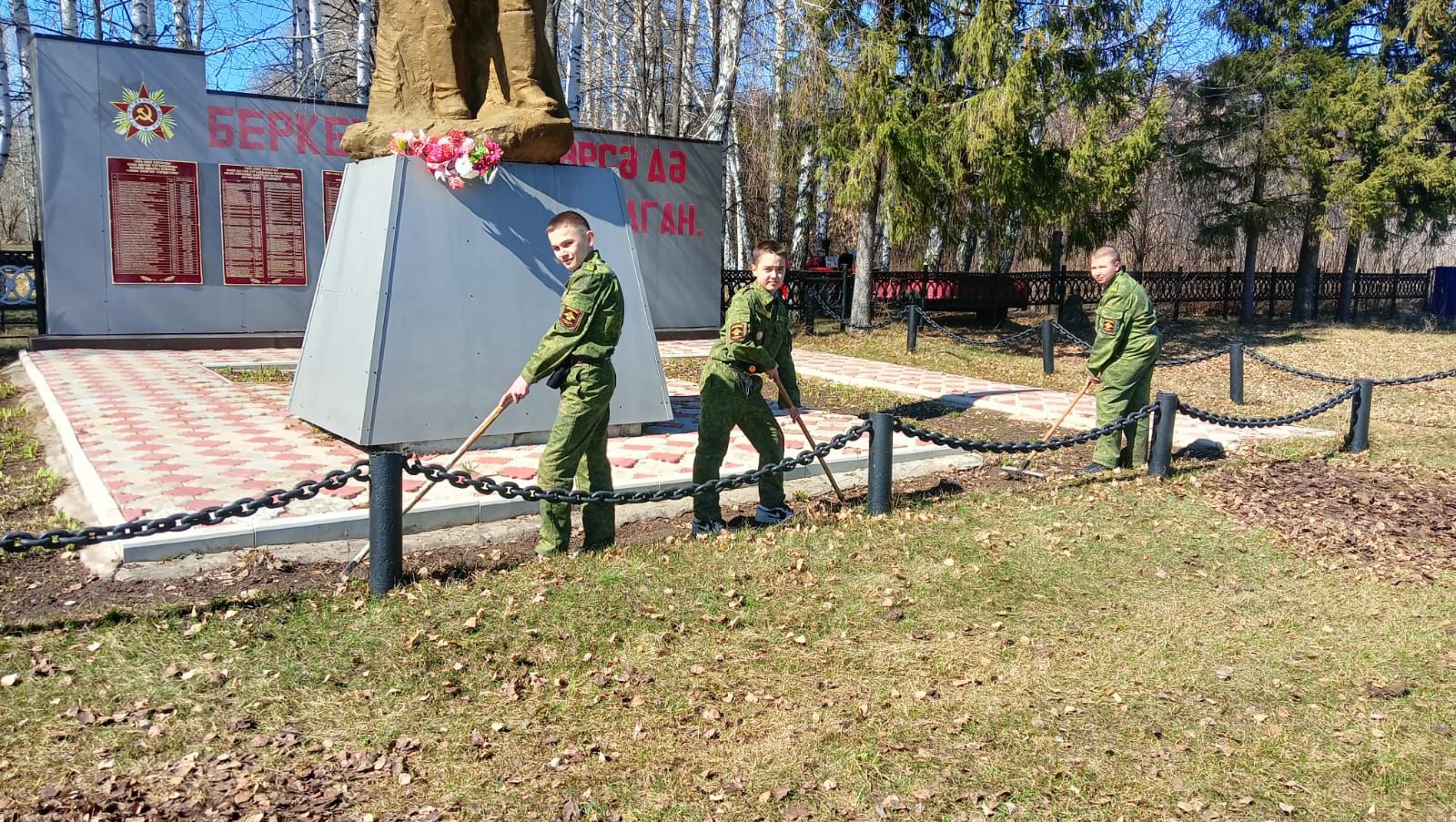 Район укучылары хезмәт десанты белән һәйкәл тирәләрен җыештыра