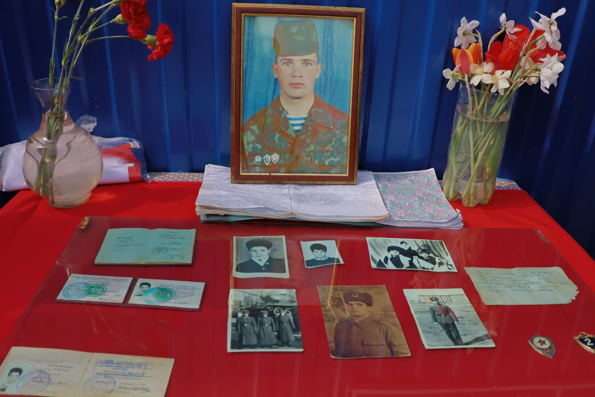 Кәзкәйдә Чечня сугышы ветераны, «Батырлык өчен» медале иясе Разил Вәлиев яшәгән йортка хәтер тактасы куелды (видео һәм фото)