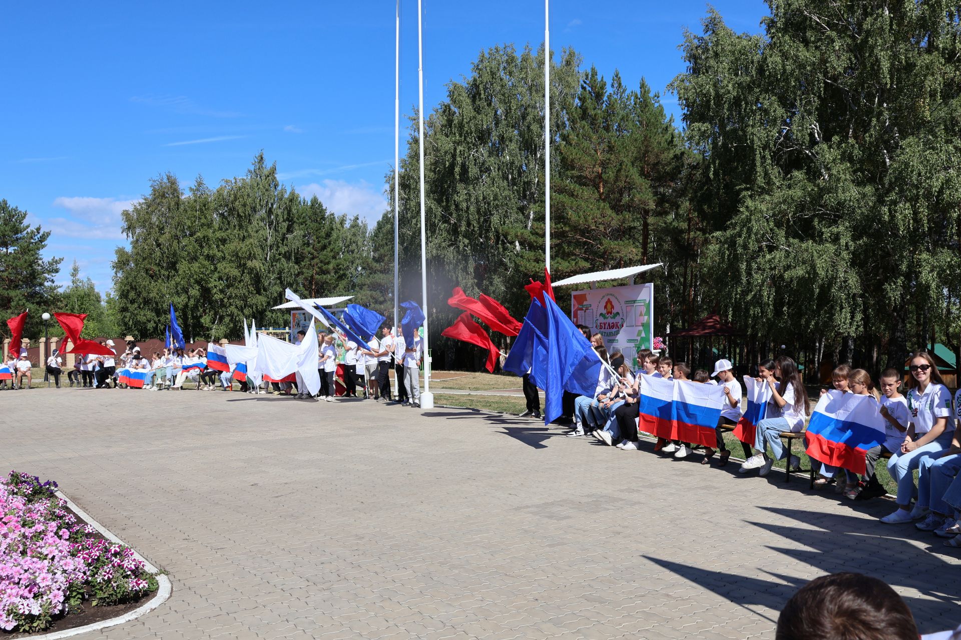 «Бүләк» лагеренда ял итүчеләр Россия Флагы көнен билгеләп үтте (фото, видео)