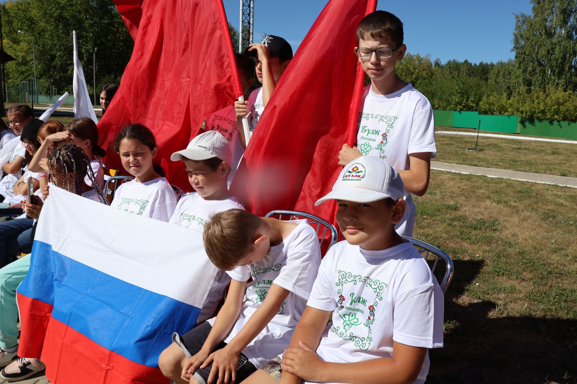 «Бүләк» лагеренда ял итүчеләр Россия Флагы көнен билгеләп үтте (фото, видео)