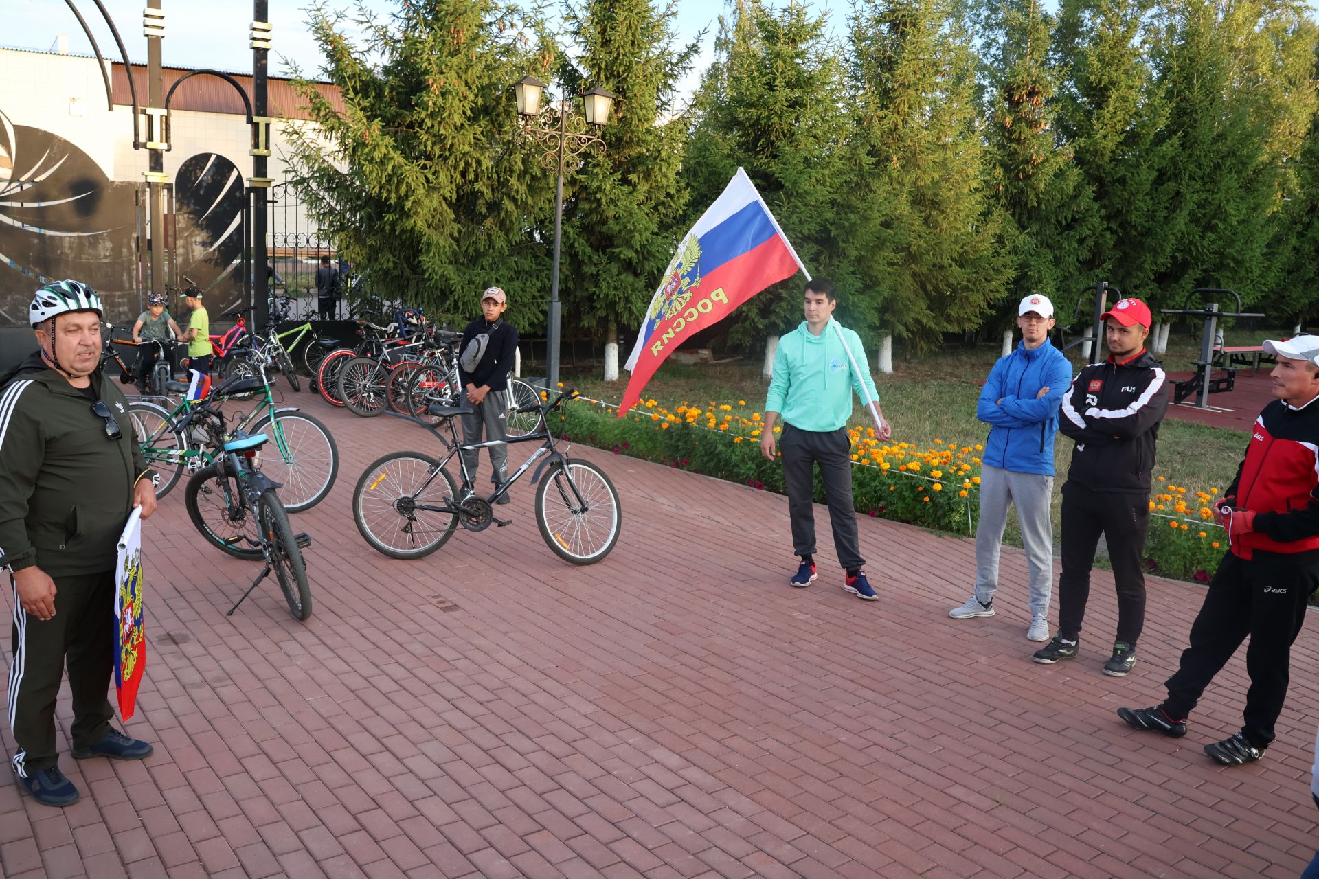 Россия флагы көнен гөрләтеп бәйрәм иттек: Кичке велойөреш белән тәмамладык