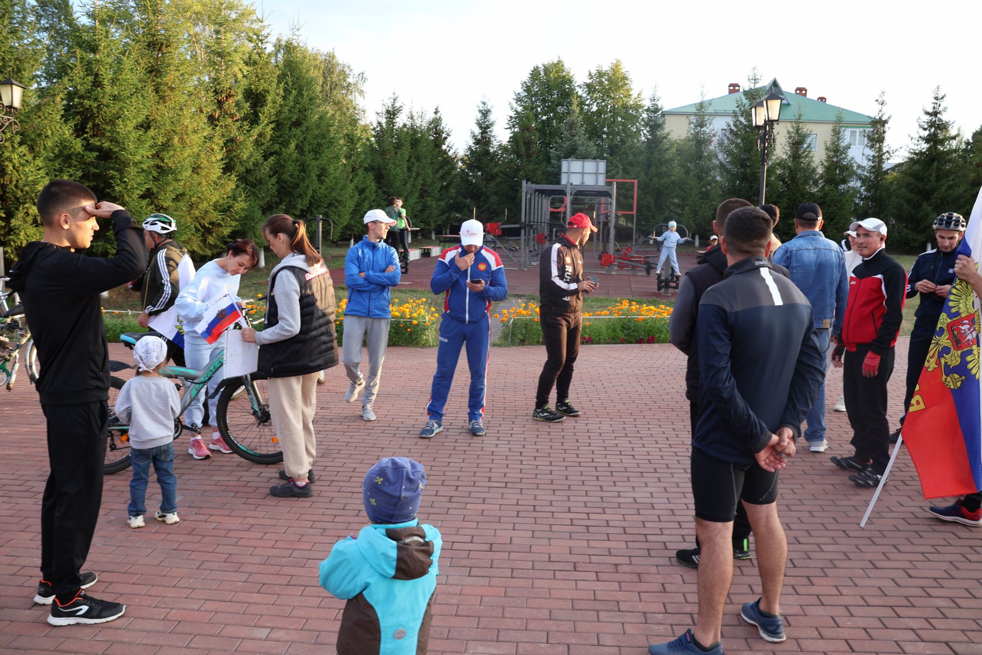 Россия флагы көнен гөрләтеп бәйрәм иттек: Кичке велойөреш белән тәмамладык