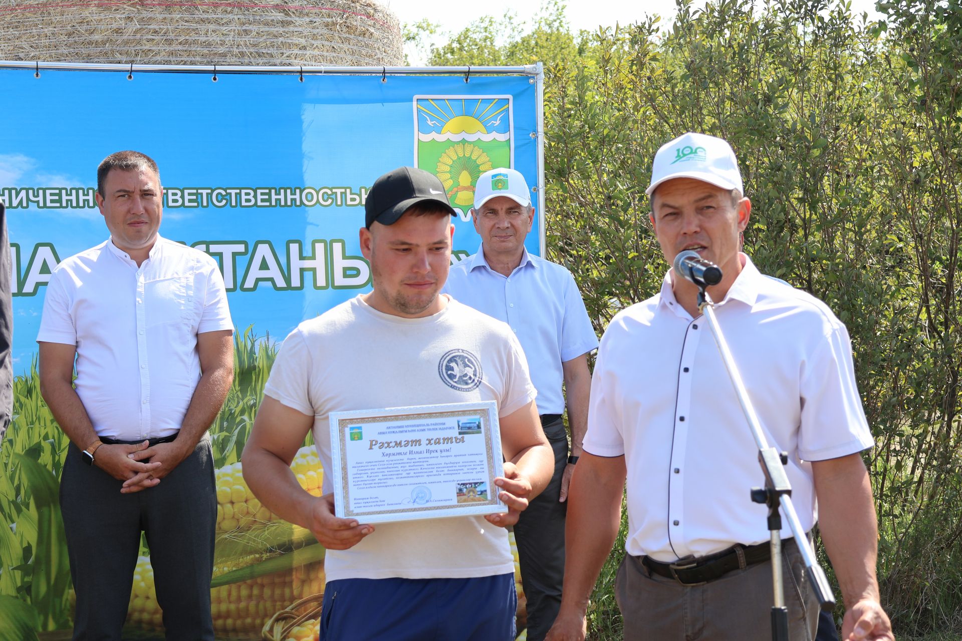 Беренчеләрдән уракны тәмамлаган механизаторлар авыл хуҗалыгы идарәсенең рәхмәт хатына лаек булды (фотолар)