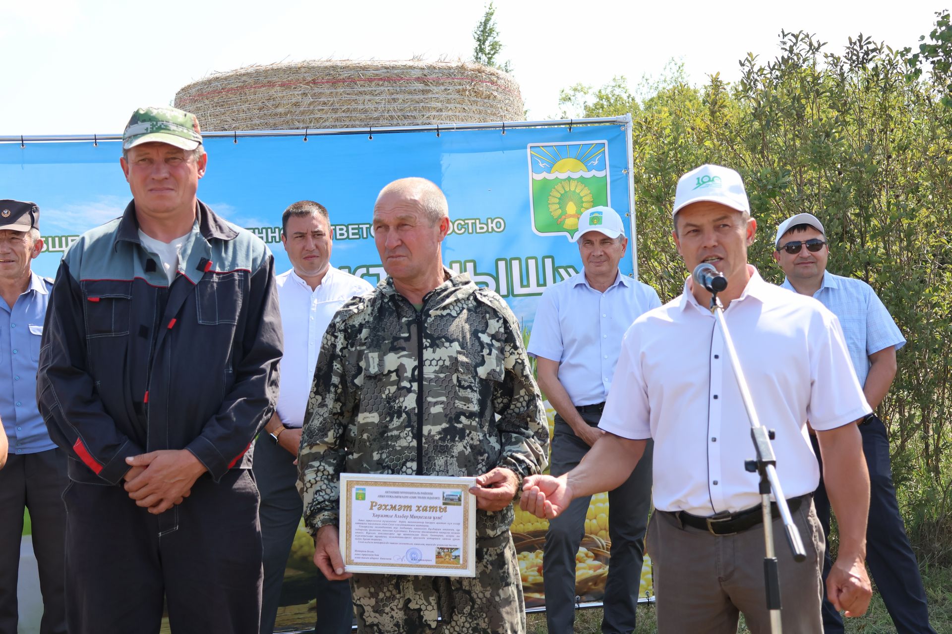 Беренчеләрдән уракны тәмамлаган механизаторлар авыл хуҗалыгы идарәсенең рәхмәт хатына лаек булды (фотолар)