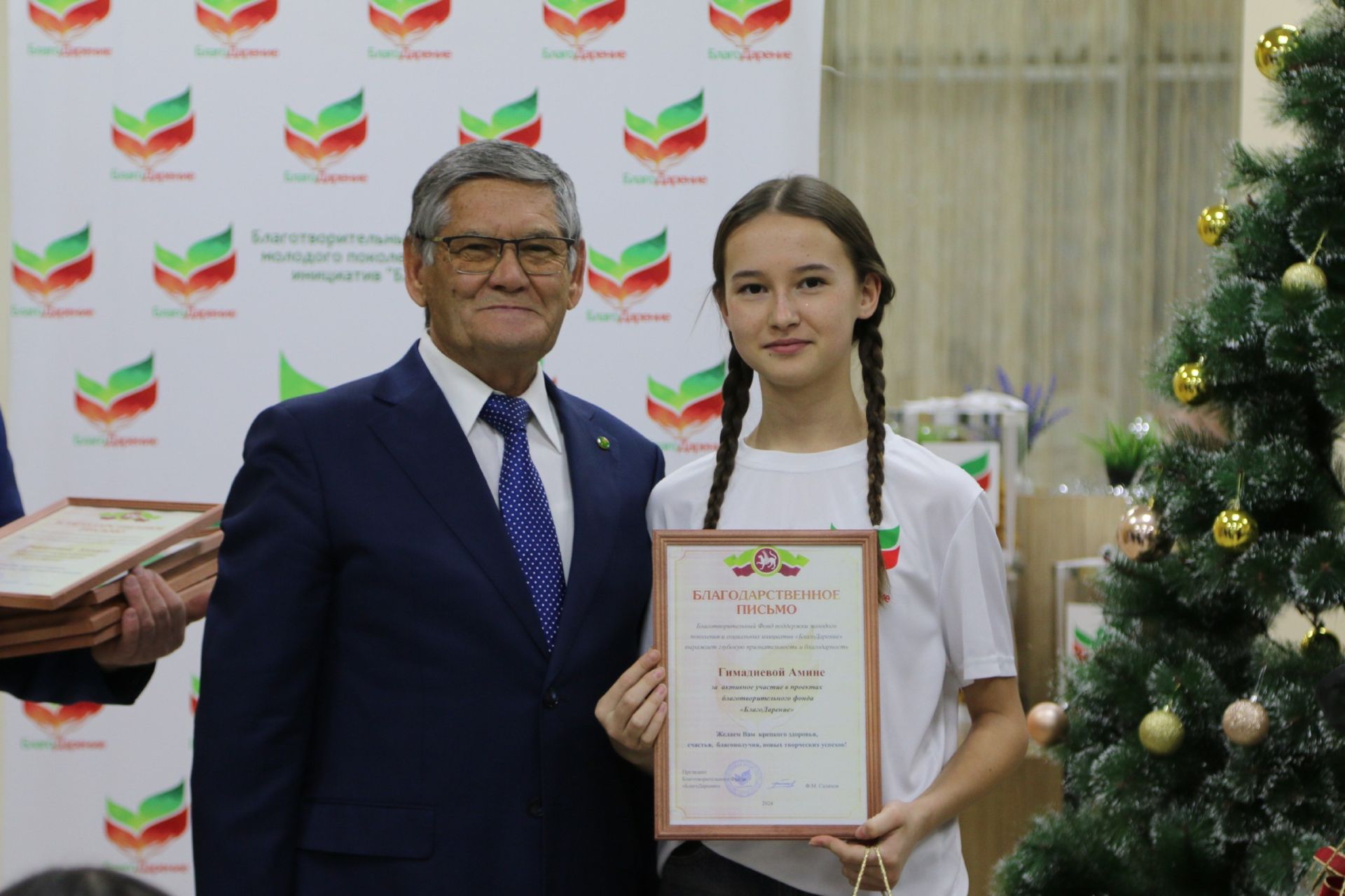 «БлагоДарение» фонды өченче ел рәттән шахматчы һәм волонтер балаларыбызны Яңа ел белән котлады