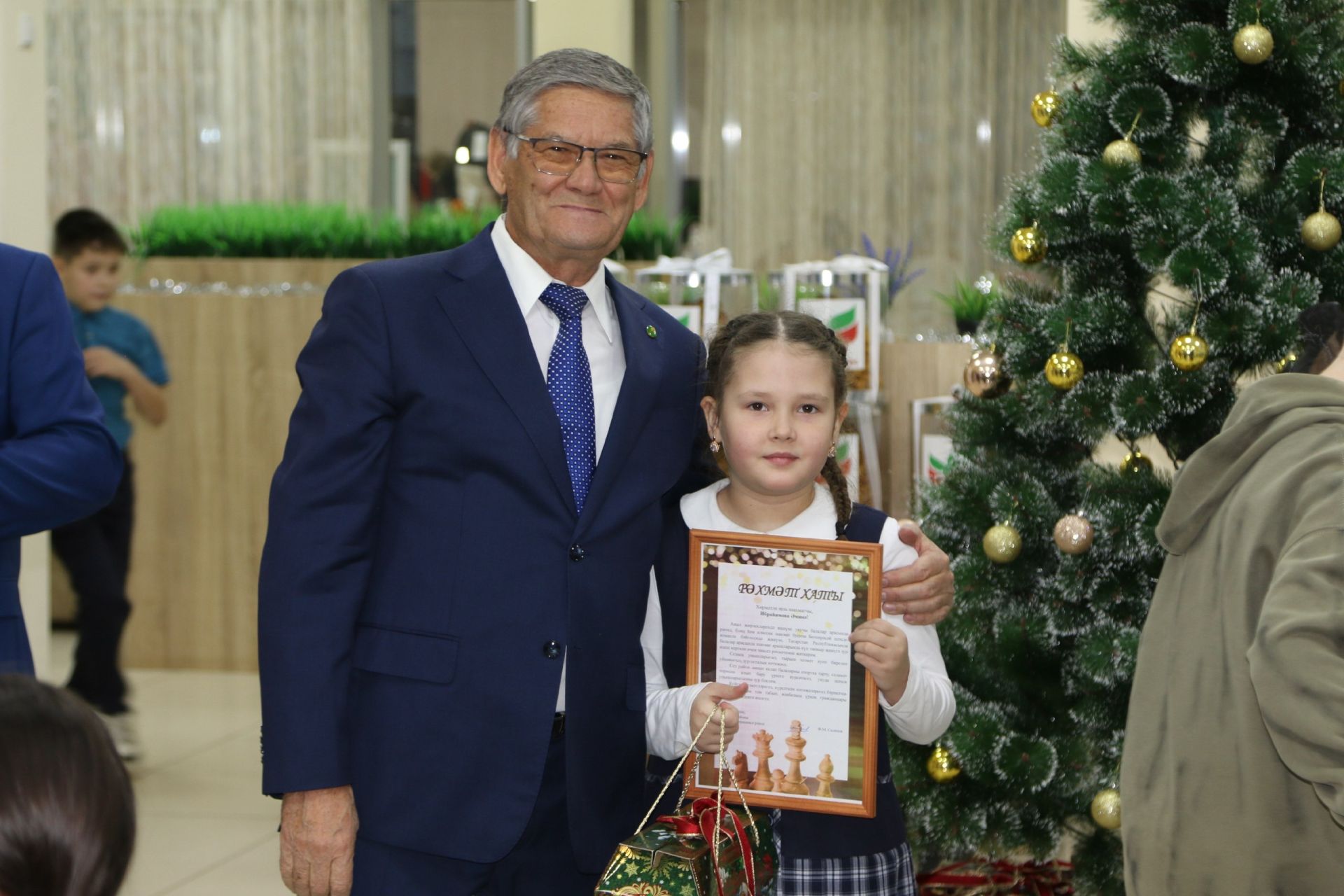 «БлагоДарение» фонды өченче ел рәттән шахматчы һәм волонтер балаларыбызны Яңа ел белән котлады