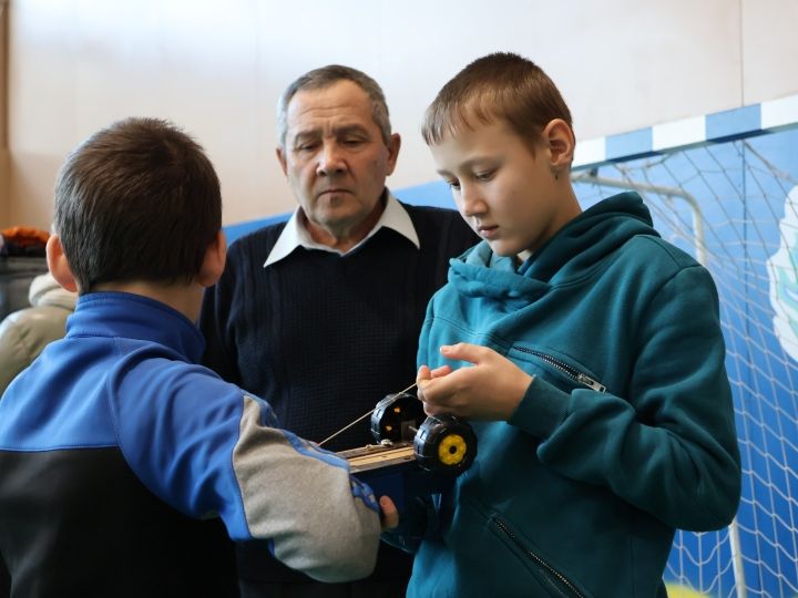 Бүген «Иман» спорткомплексында мөмкинлекләре чикләнгән балалар өчен иң гади автомодельләр буенча зональ ярышлар узды.