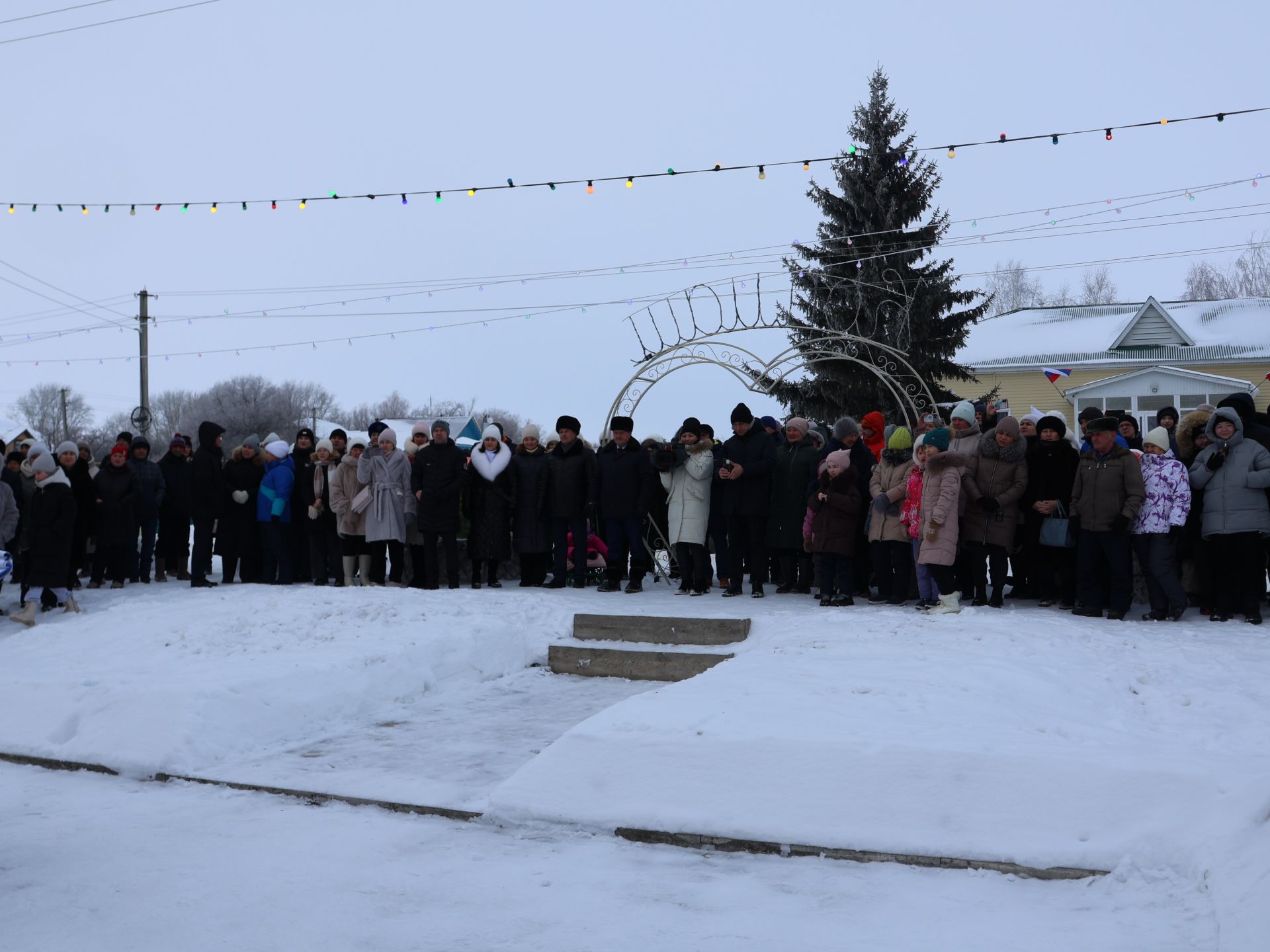 Яңача Яңа ел- Иске Кормашта күрше авыллар белән Кыш бабайлар парады оештырдылар