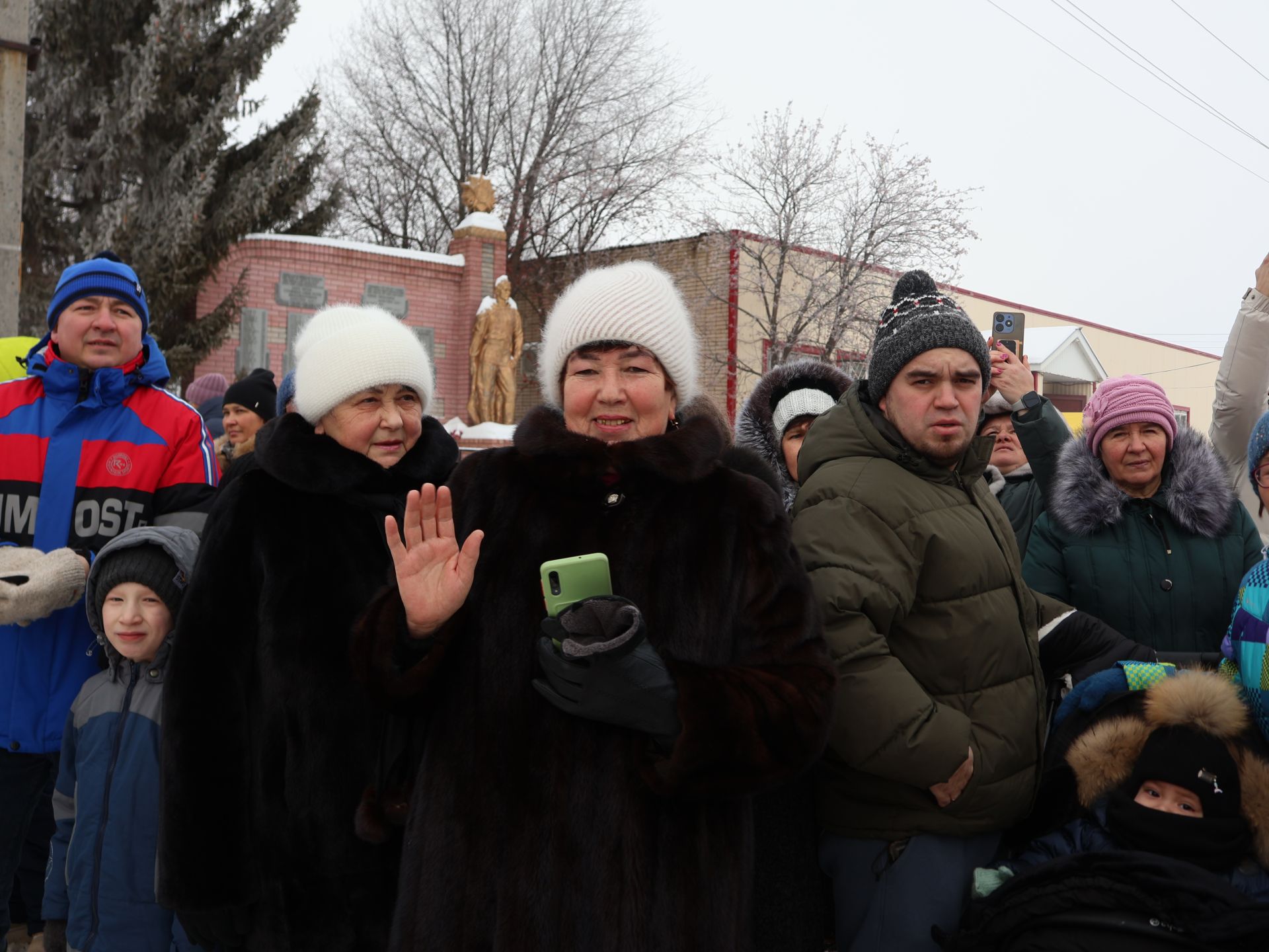 Яңача Яңа ел- Иске Кормашта күрше авыллар белән Кыш бабайлар парады оештырдылар