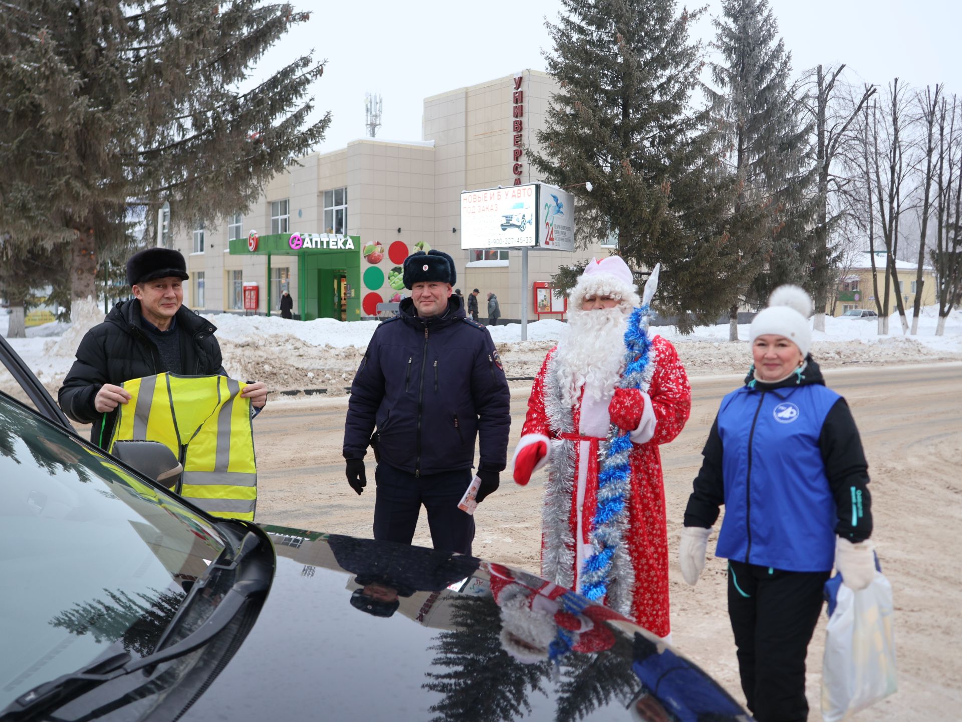 Актанышта ЮХИДИ хезмәткәрләре белән Кыш Бабай машина йөртүчеләрне Яңа ел белән котлады