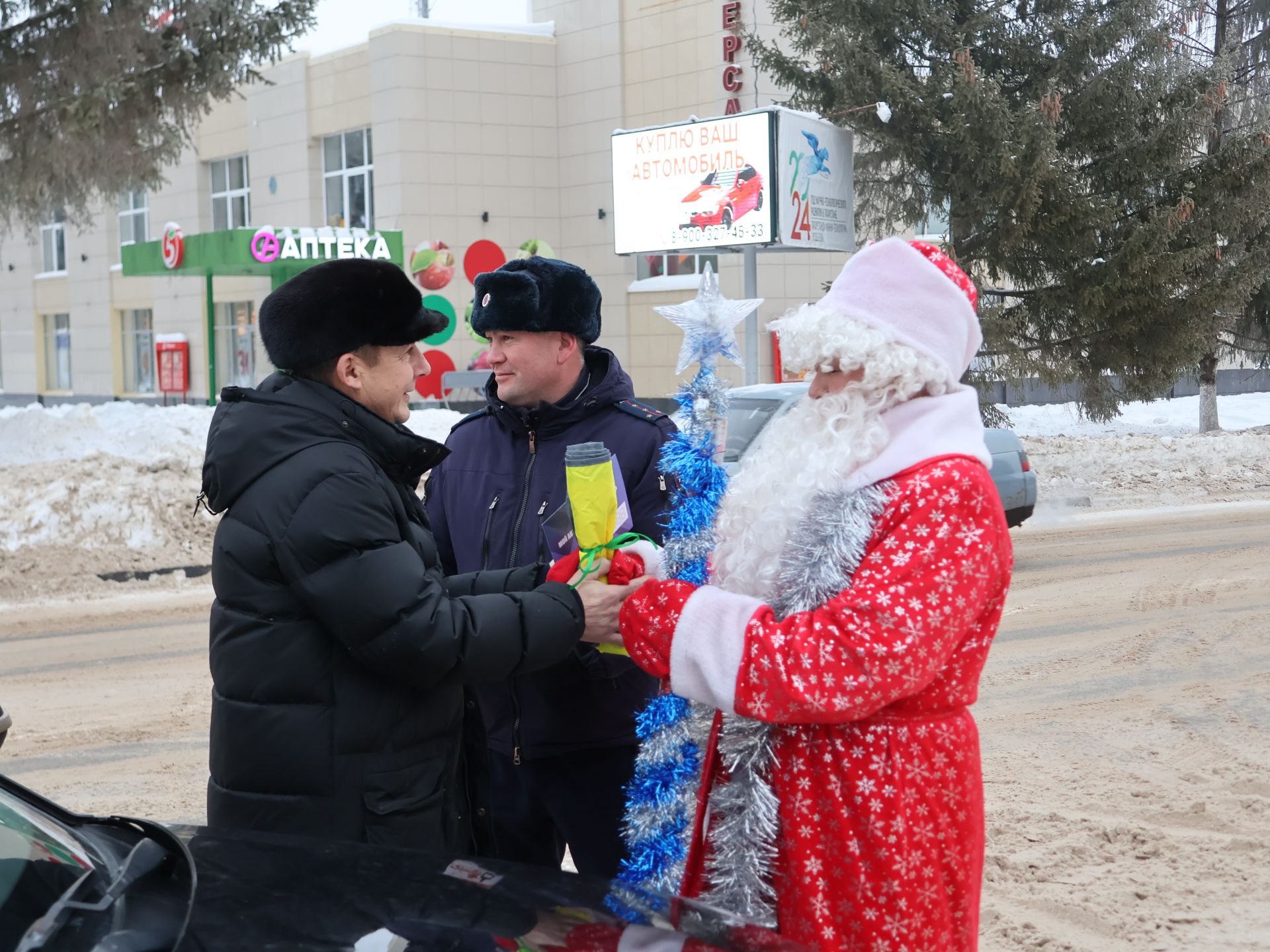 Актанышта ЮХИДИ хезмәткәрләре белән Кыш Бабай машина йөртүчеләрне Яңа ел белән котлады