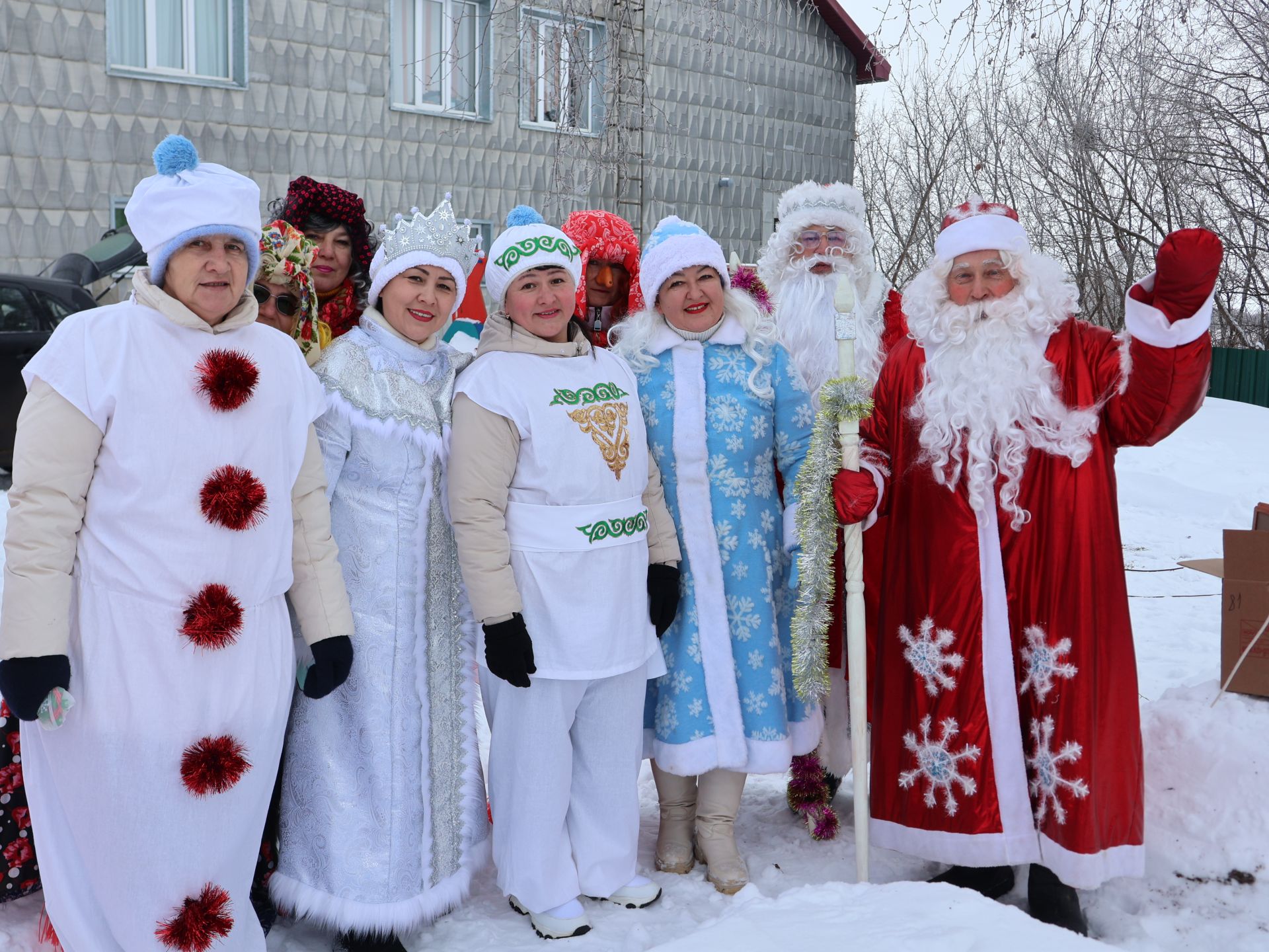 Яңача Яңа ел- Иске Кормашта күрше авыллар белән Кыш бабайлар парады оештырдылар