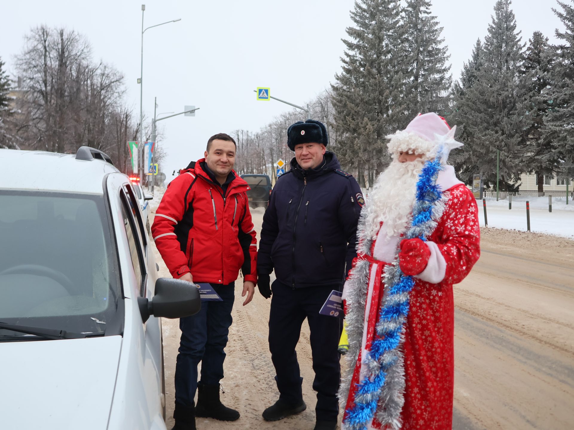 Актанышта ЮХИДИ хезмәткәрләре белән Кыш Бабай машина йөртүчеләрне Яңа ел белән котлады