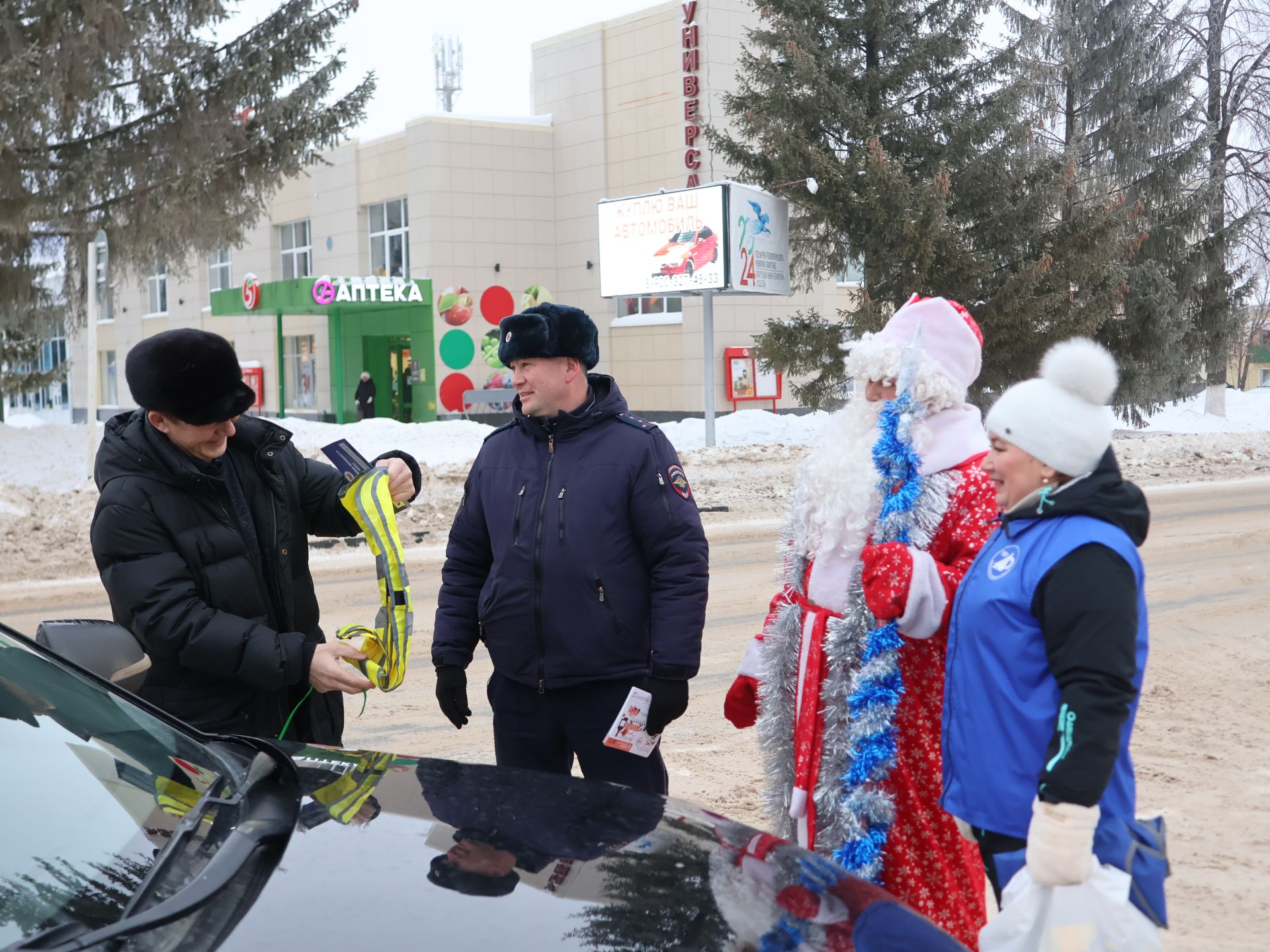 Актанышта ЮХИДИ хезмәткәрләре белән Кыш Бабай машина йөртүчеләрне Яңа ел белән котлады