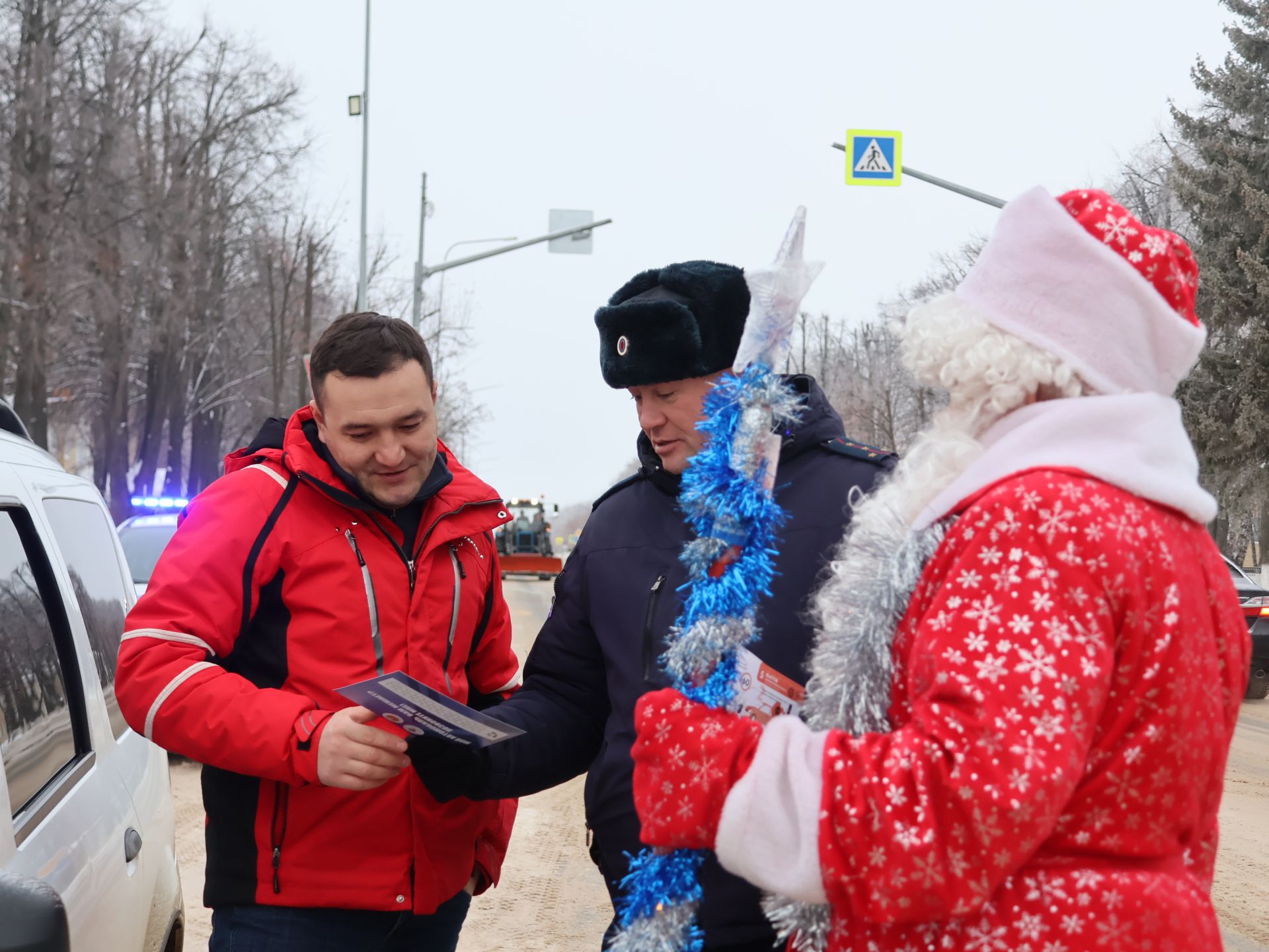 Актанышта ЮХИДИ хезмәткәрләре белән Кыш Бабай машина йөртүчеләрне Яңа ел белән котлады