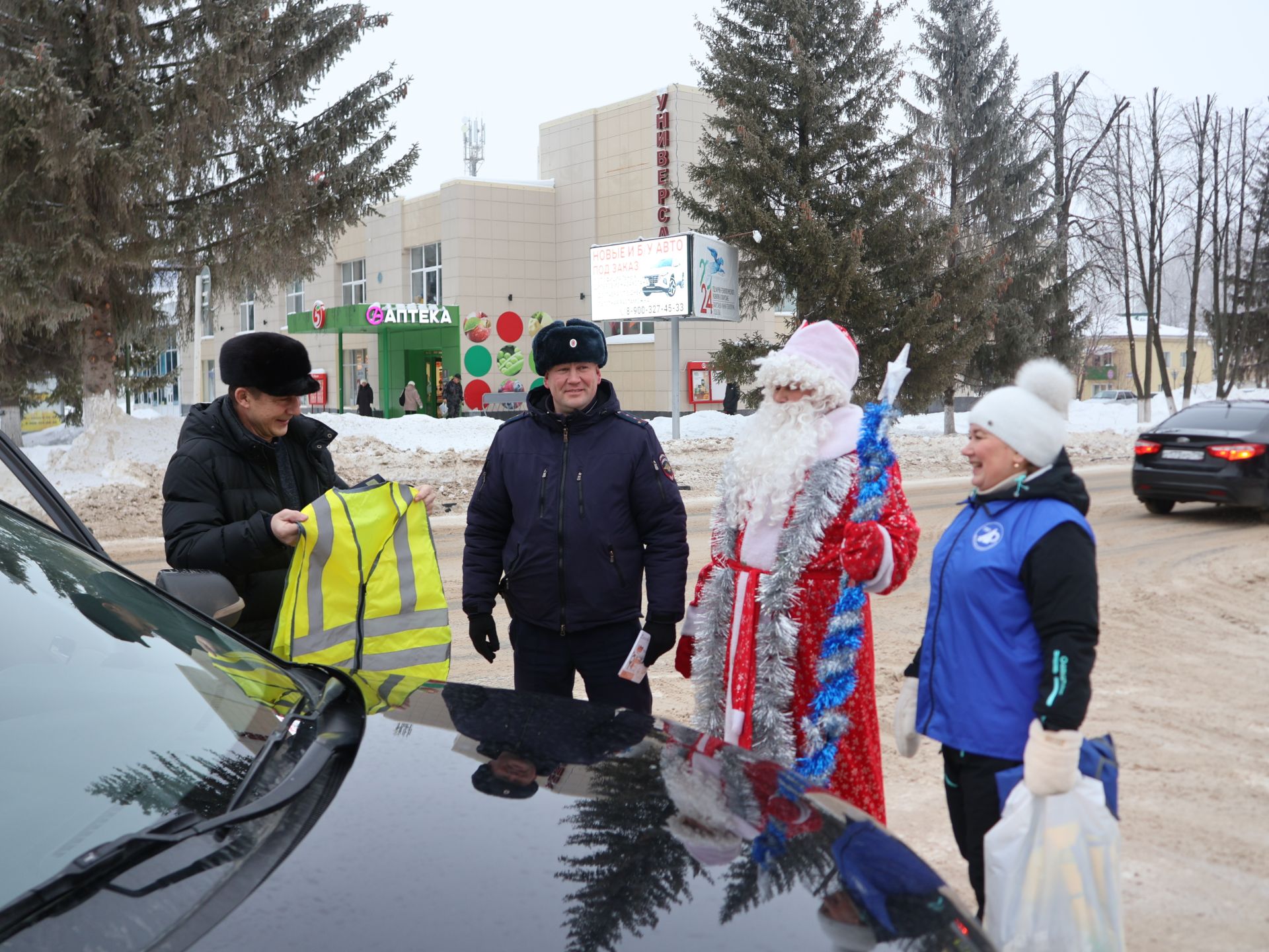 Актанышта ЮХИДИ хезмәткәрләре белән Кыш Бабай машина йөртүчеләрне Яңа ел белән котлады