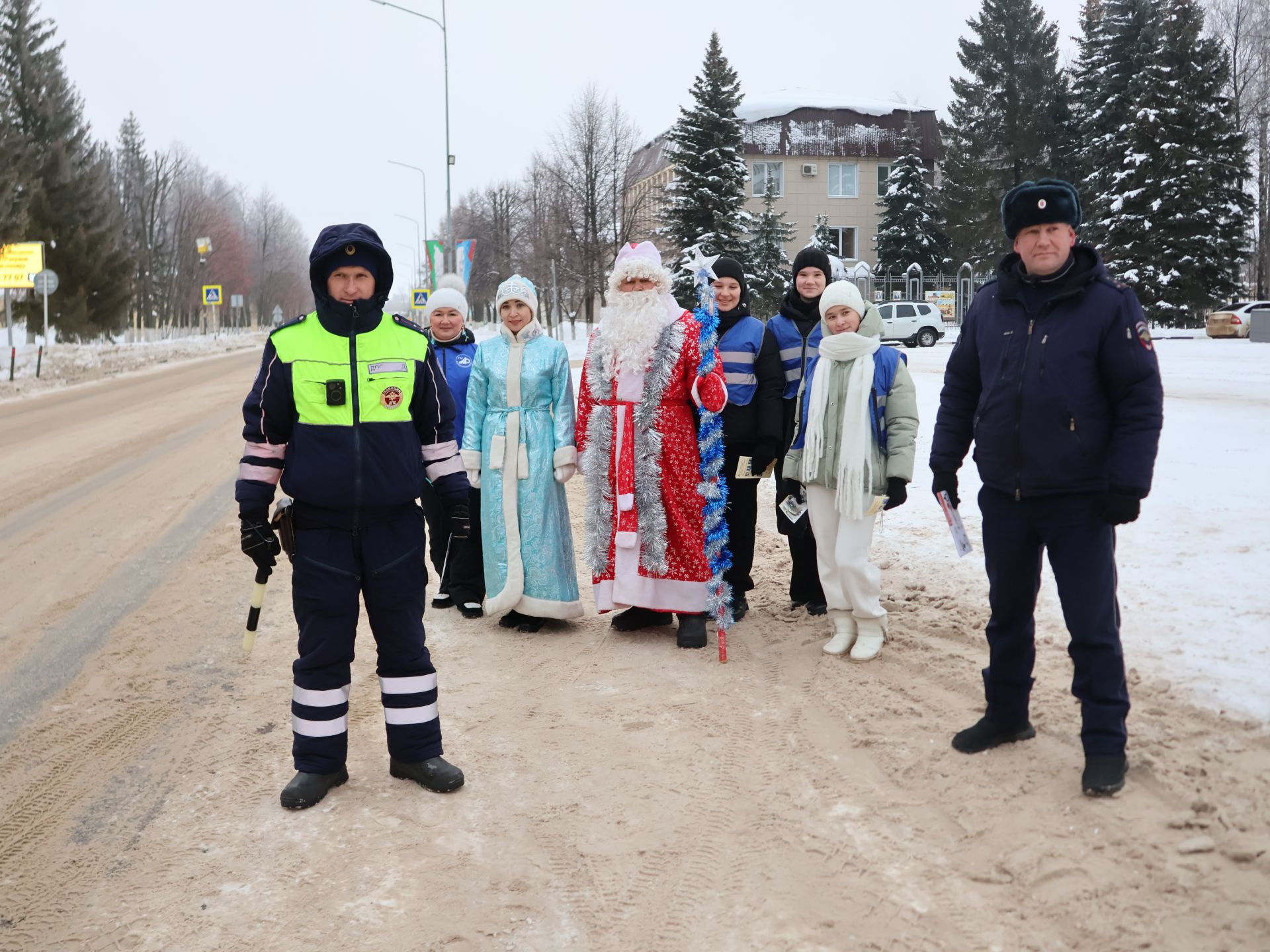 Актанышта ЮХИДИ хезмәткәрләре белән Кыш Бабай машина йөртүчеләрне Яңа ел белән котлады