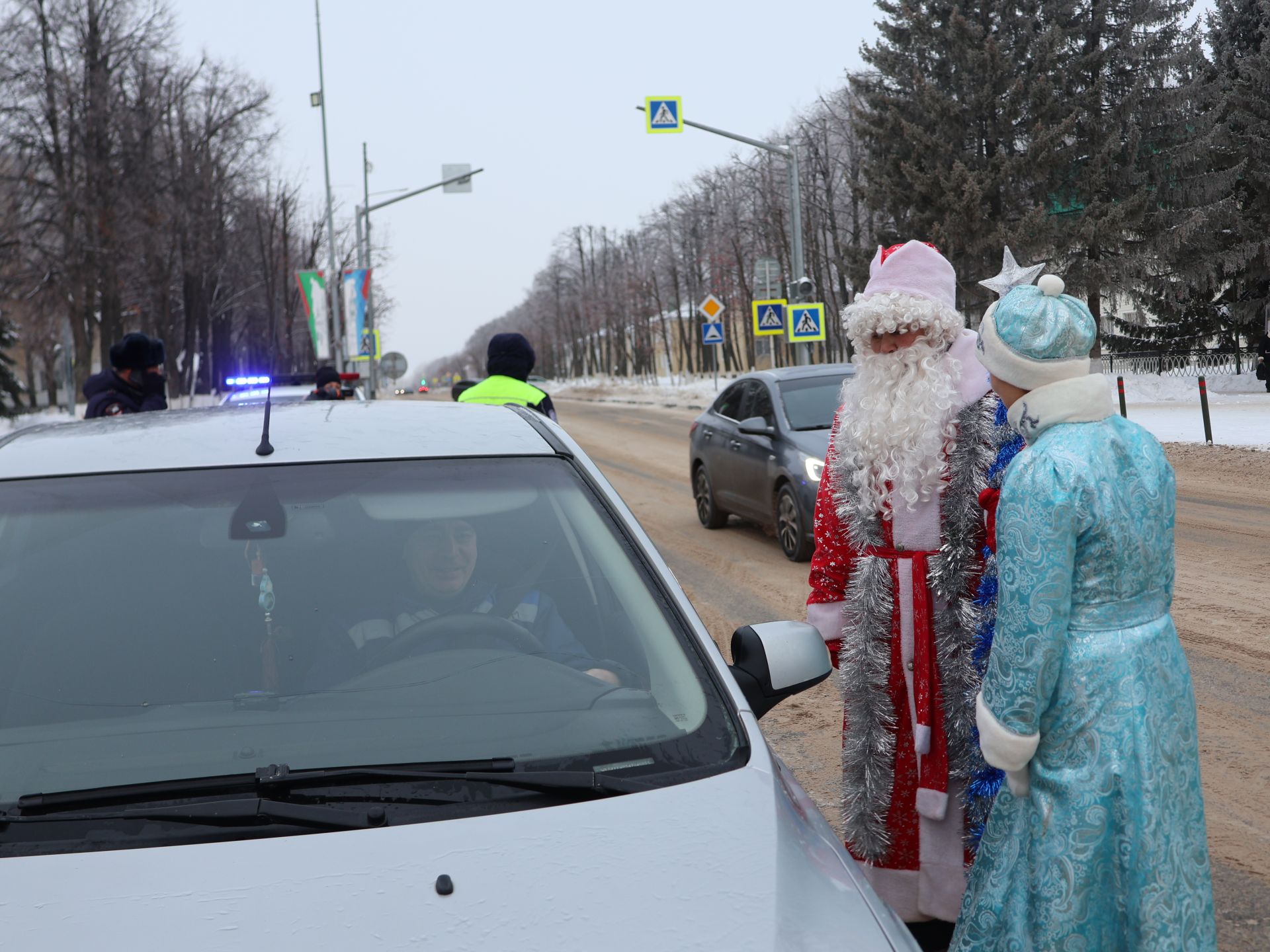 Актанышта ЮХИДИ хезмәткәрләре белән Кыш Бабай машина йөртүчеләрне Яңа ел белән котлады