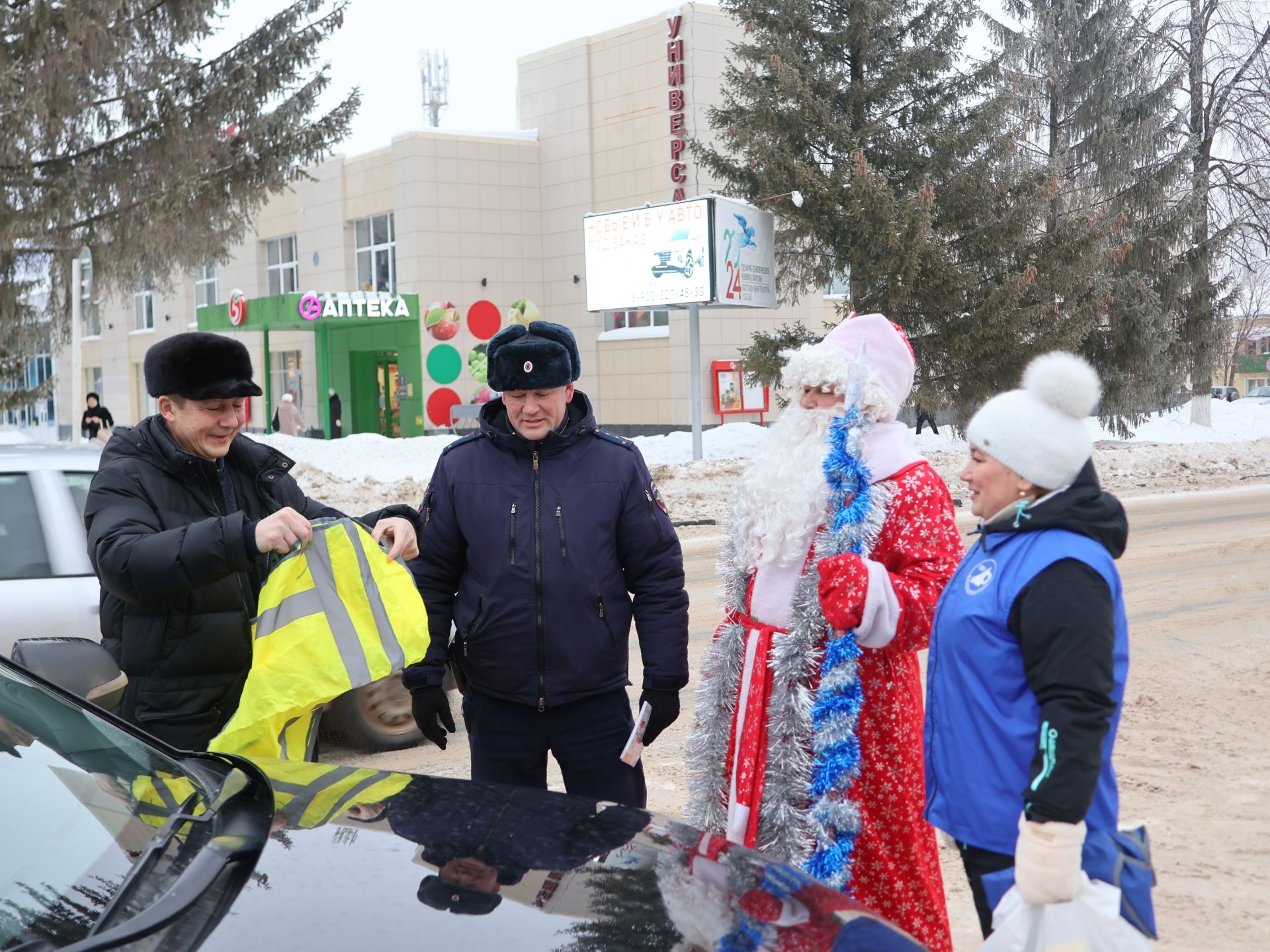 Актанышта ЮХИДИ хезмәткәрләре белән Кыш Бабай машина йөртүчеләрне Яңа ел белән котлады