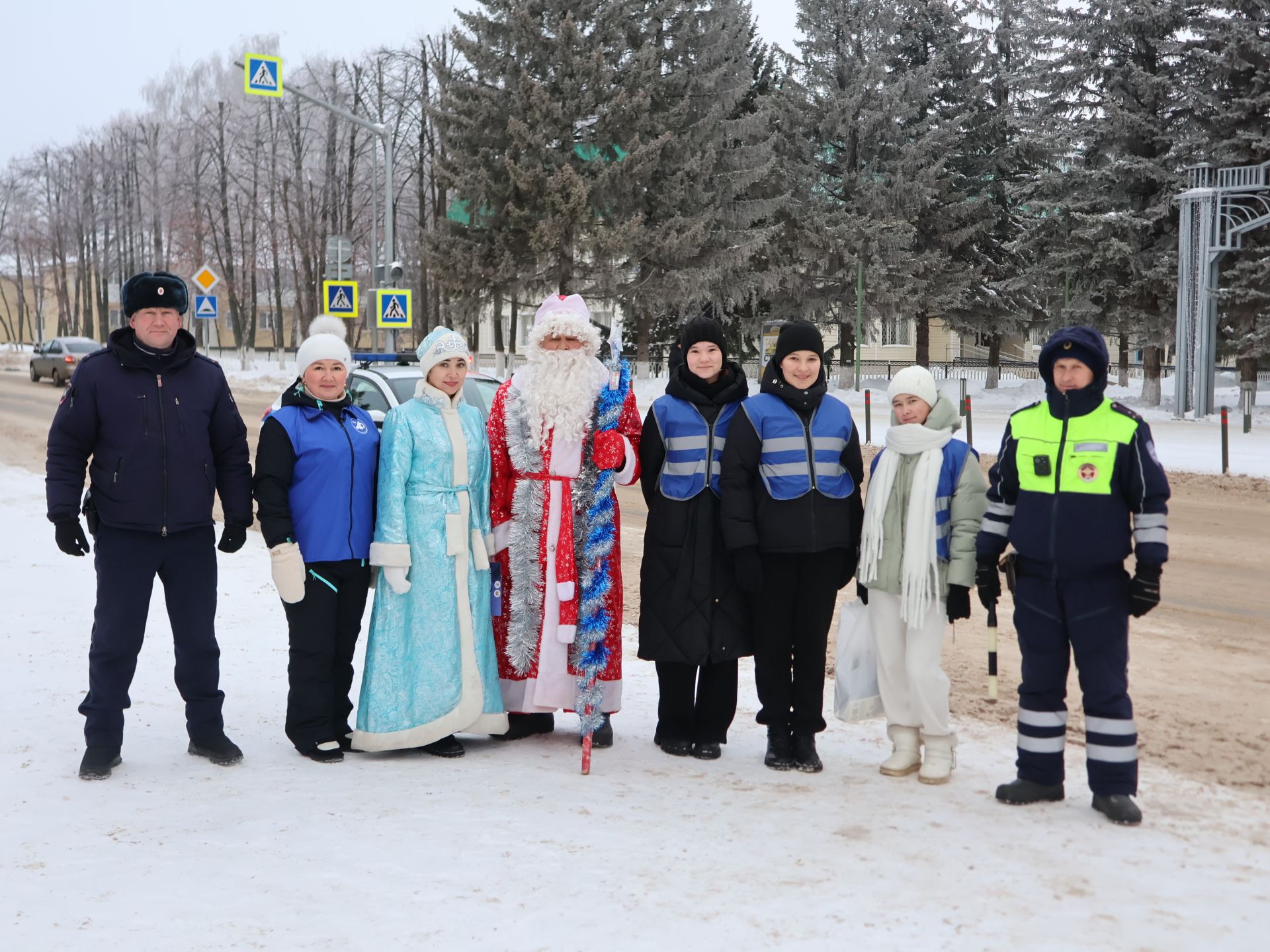 Актанышта ЮХИДИ хезмәткәрләре белән Кыш Бабай машина йөртүчеләрне Яңа ел белән котлады