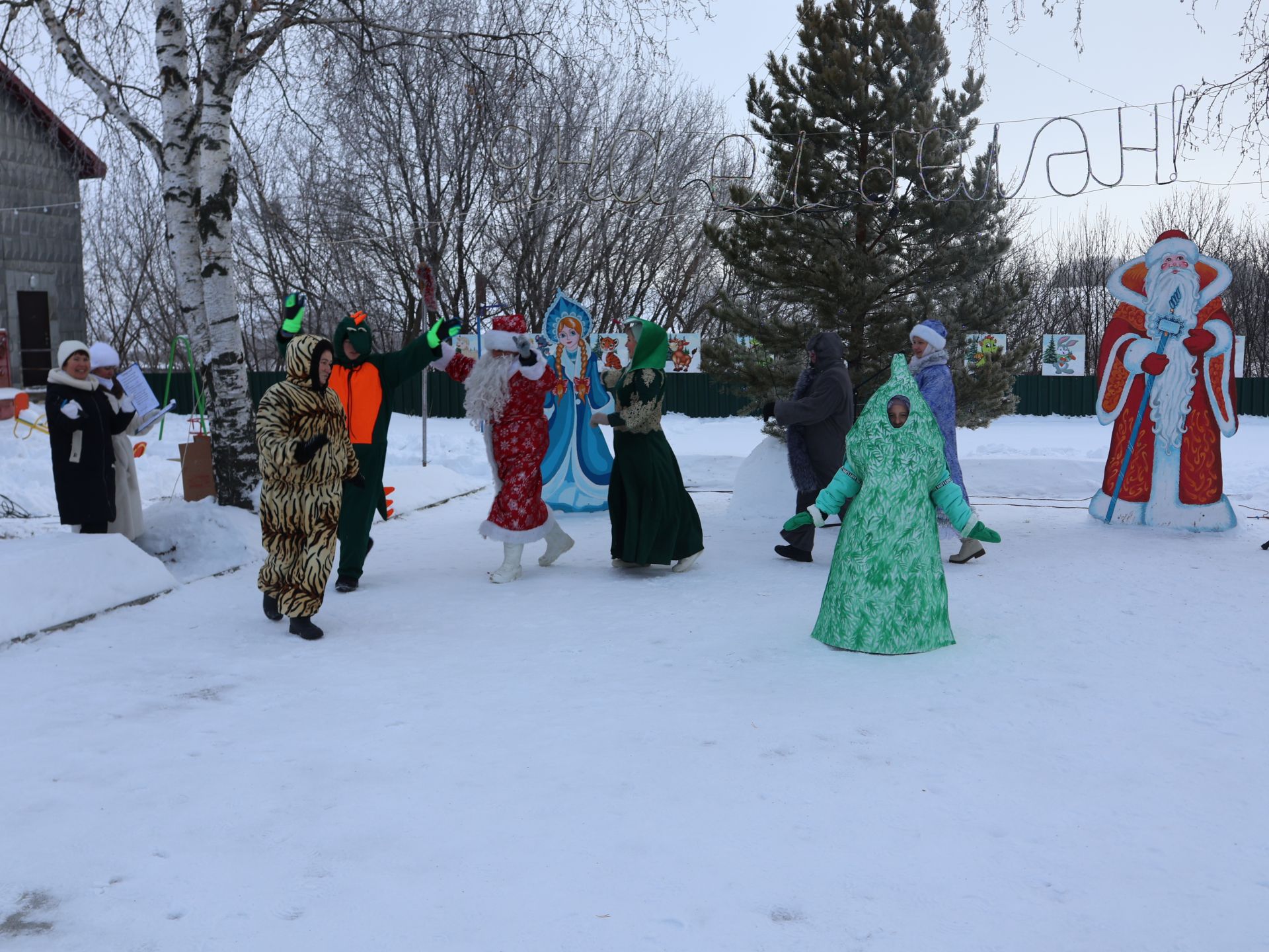 Яңача Яңа ел- Иске Кормашта күрше авыллар белән Кыш бабайлар парады оештырдылар