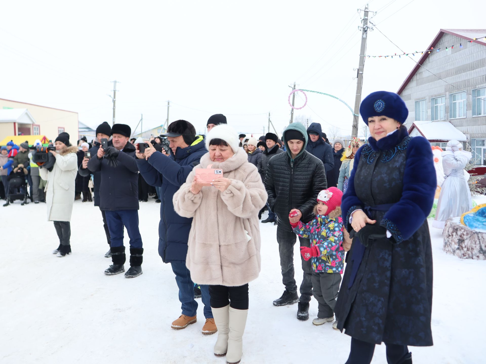 Яңача Яңа ел- Иске Кормашта күрше авыллар белән Кыш бабайлар парады оештырдылар