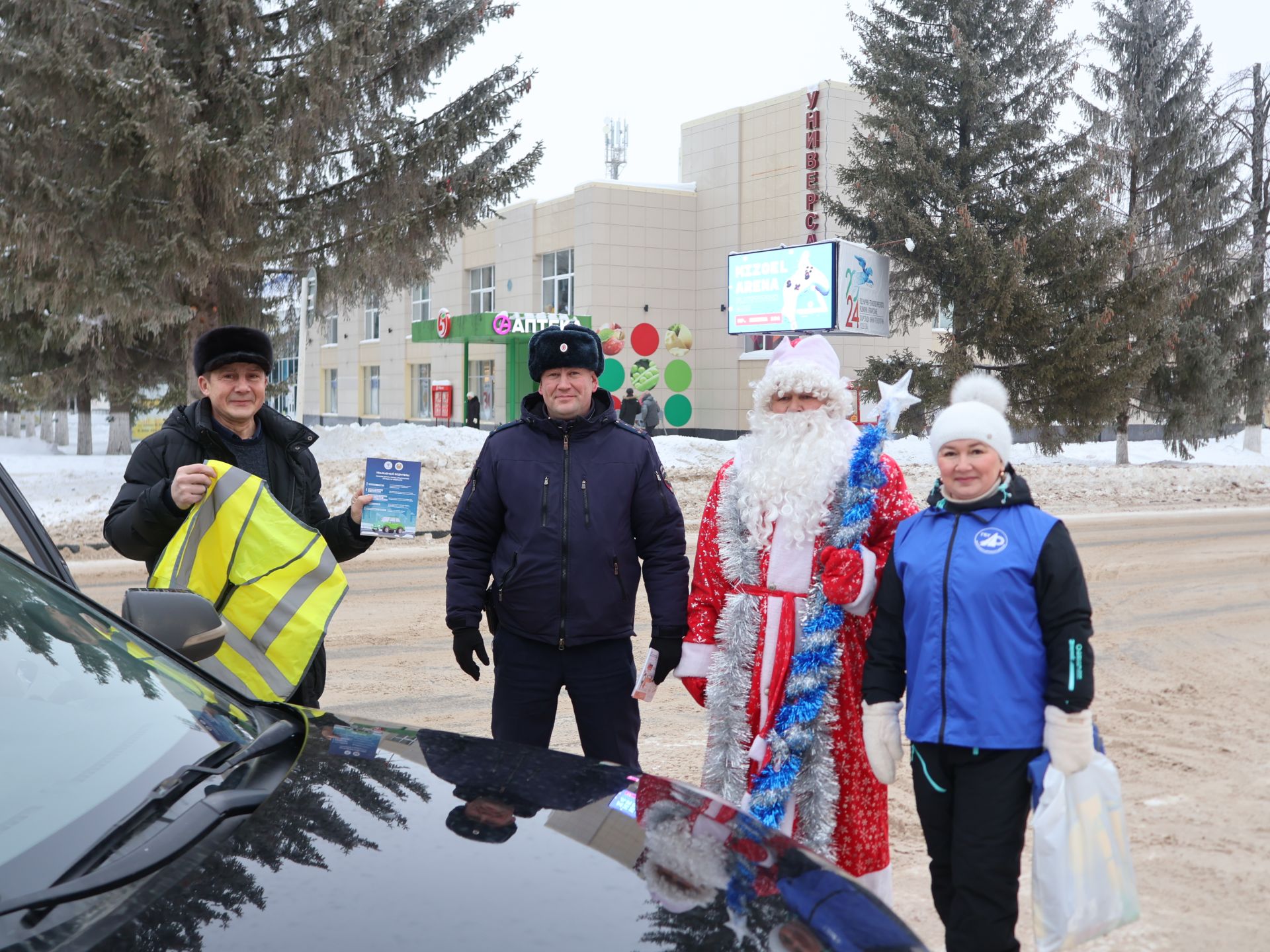 Актанышта ЮХИДИ хезмәткәрләре белән Кыш Бабай машина йөртүчеләрне Яңа ел белән котлады