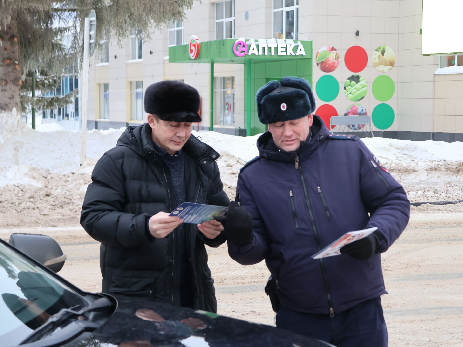 Актанышта ЮХИДИ хезмәткәрләре белән Кыш Бабай машина йөртүчеләрне Яңа ел белән котлады