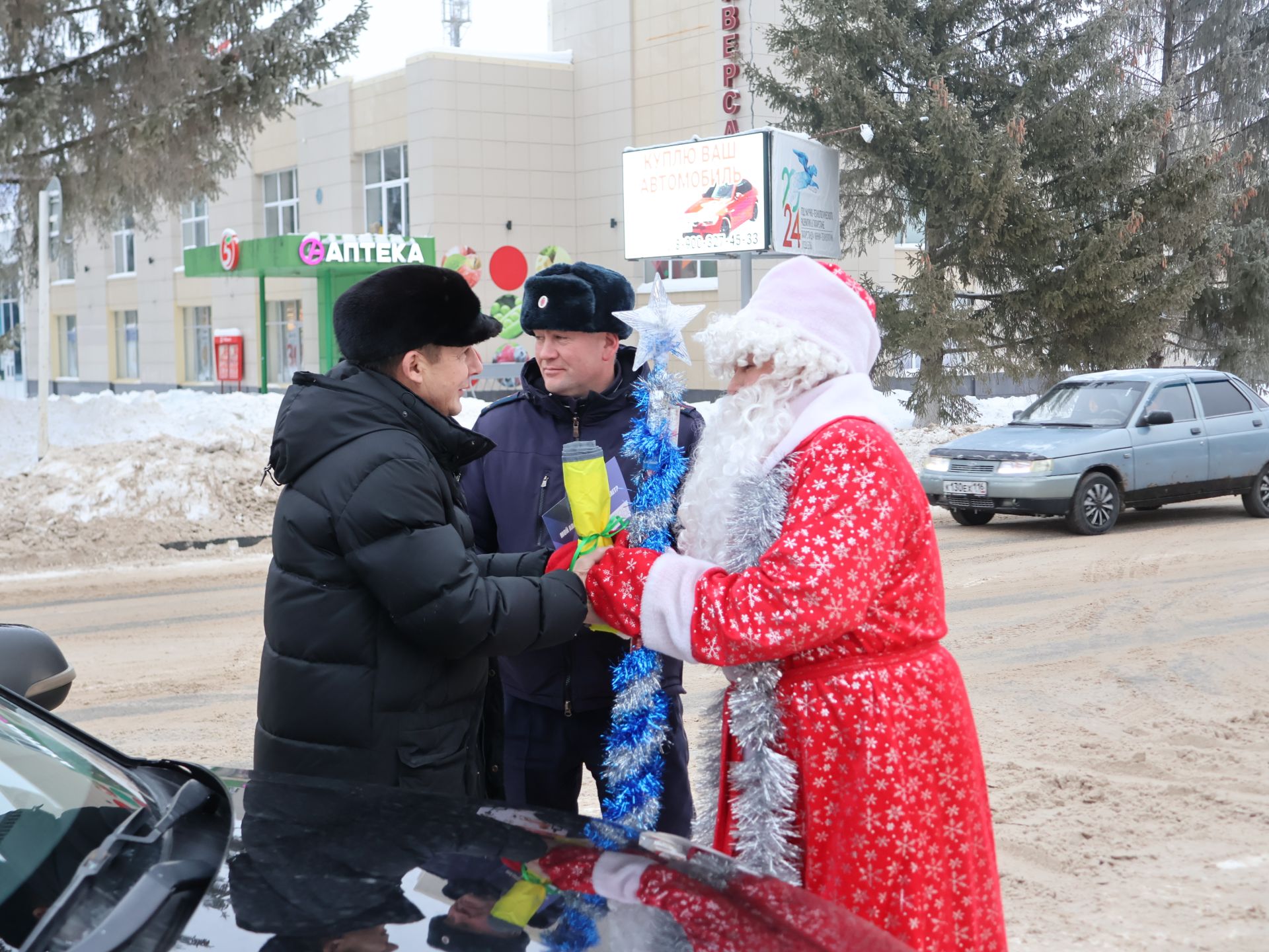 Актанышта ЮХИДИ хезмәткәрләре белән Кыш Бабай машина йөртүчеләрне Яңа ел белән котлады