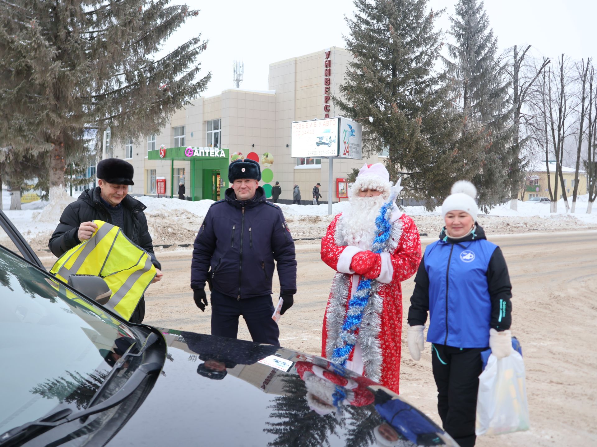 Актанышта ЮХИДИ хезмәткәрләре белән Кыш Бабай машина йөртүчеләрне Яңа ел белән котлады