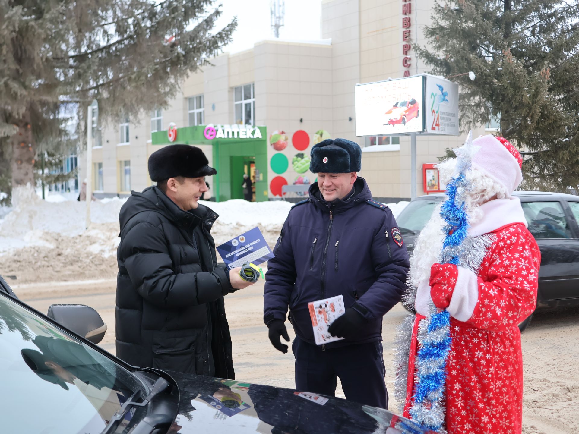 Актанышта ЮХИДИ хезмәткәрләре белән Кыш Бабай машина йөртүчеләрне Яңа ел белән котлады