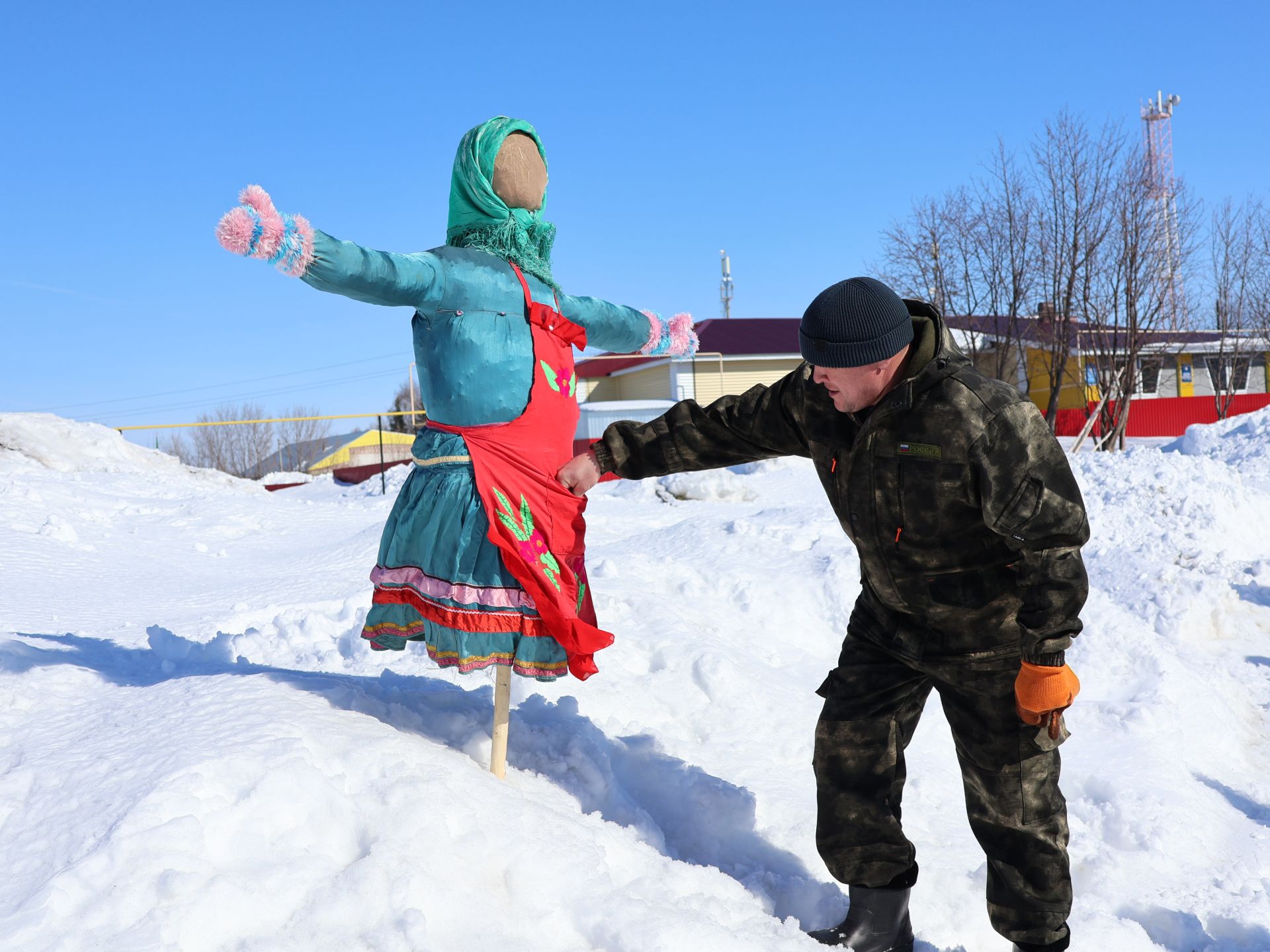 Мари Суыксуы авылы халкы Уярня бәйрәмендә кышны озатып язны каршы алды