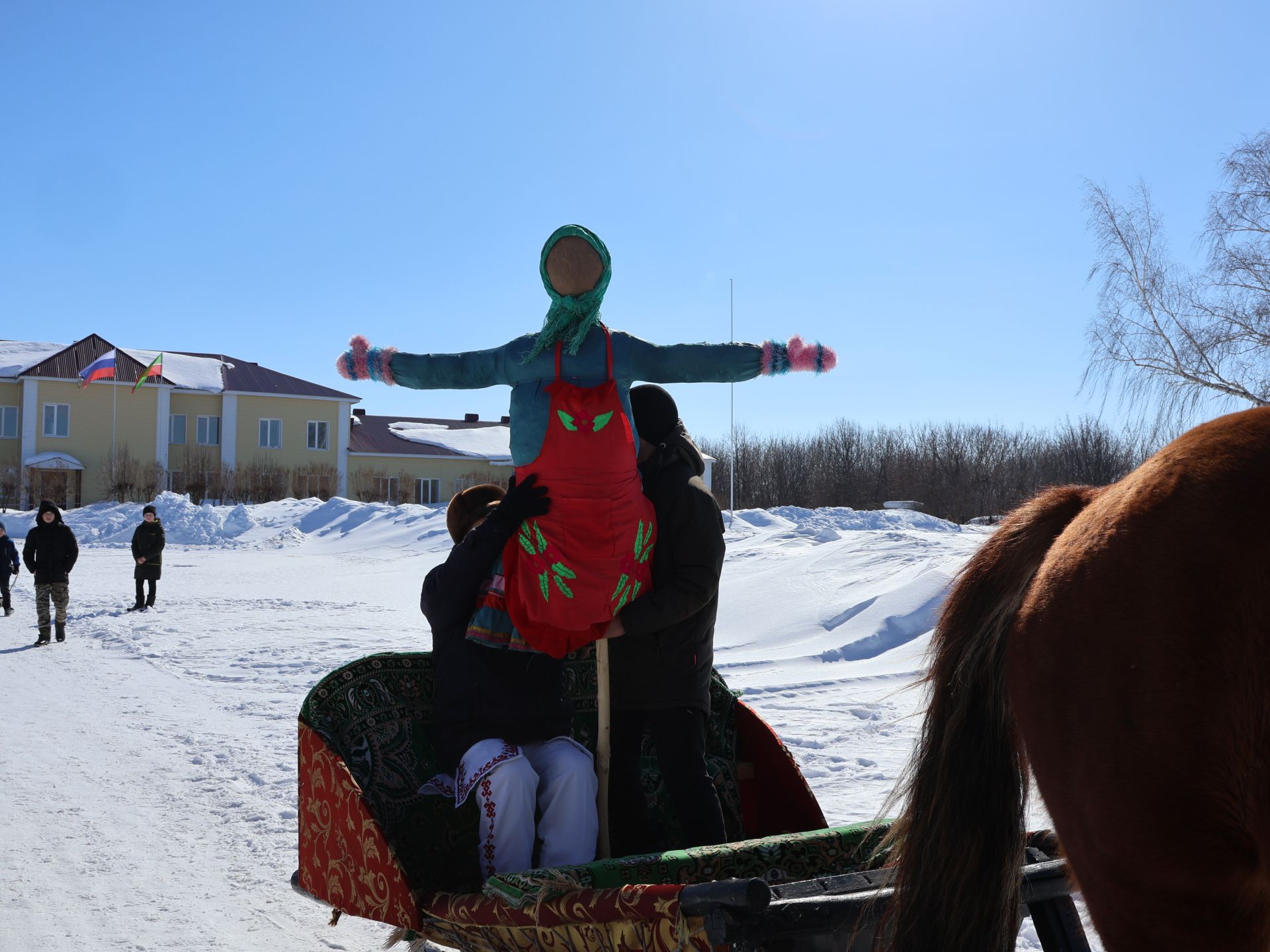 Мари Суыксуы авылы халкы Уярня бәйрәмендә кышны озатып язны каршы алды