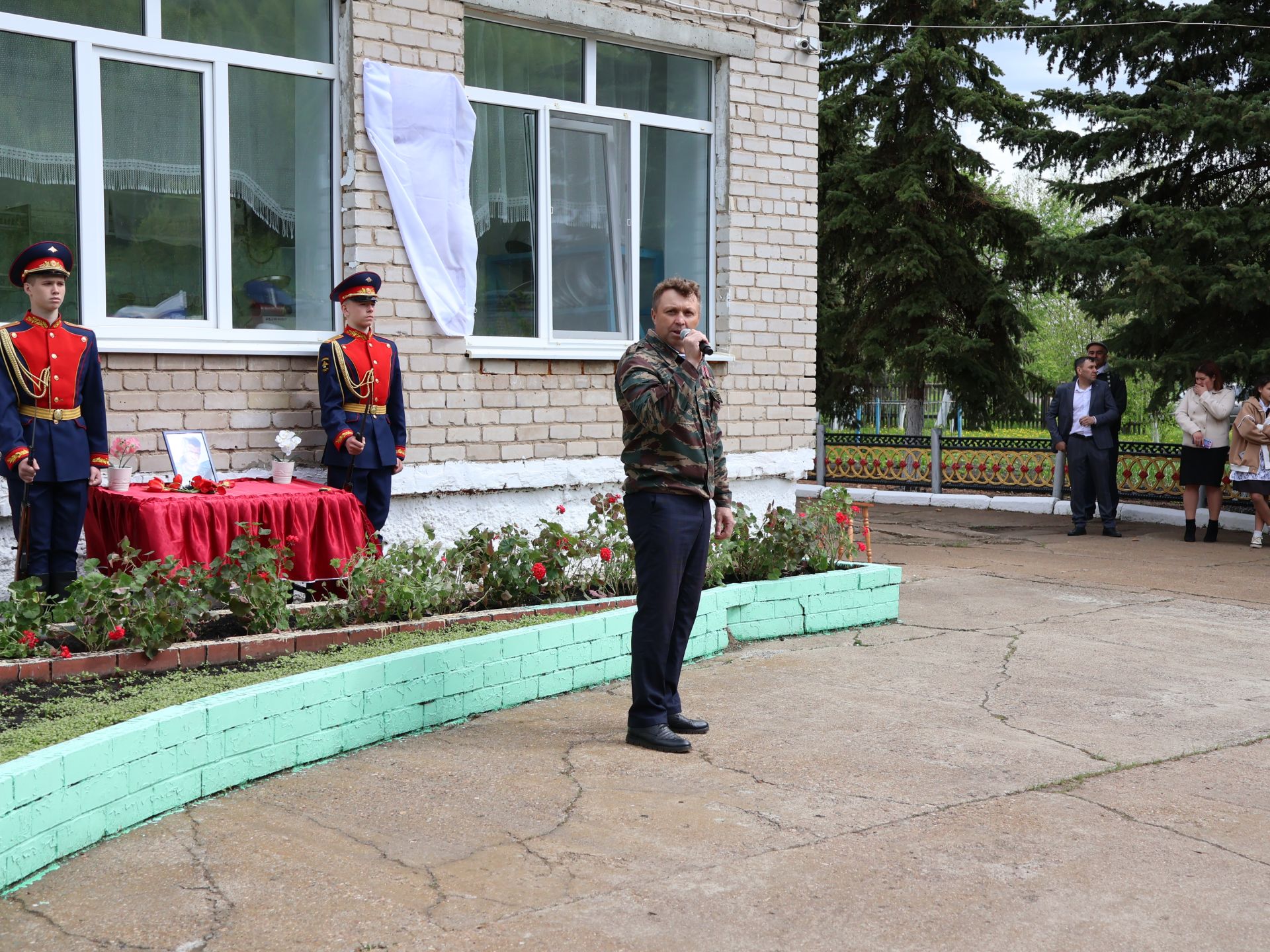 Исемең кайтты синең җыр булып: Уразай мәктәбенә СВОда һәлак булган Айзат Фәйзуллин истәлегенә хәтер тактасы куйдылар